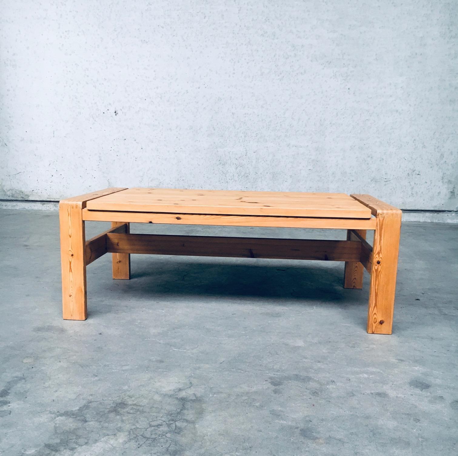 Scandinavian Modern Design Solid Pine Coffee Table, Denmark 1970's In Good Condition For Sale In Oud-Turnhout, VAN