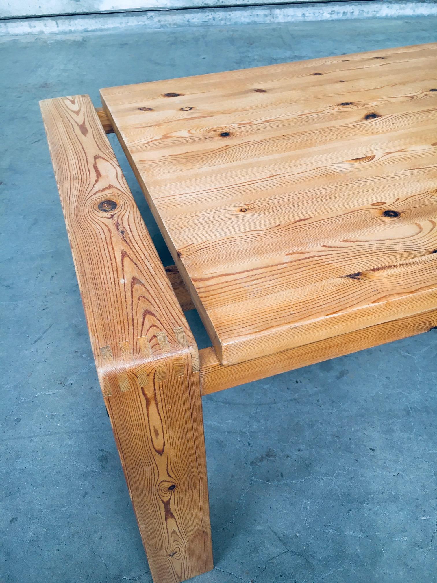 Scandinavian Modern Design Solid Pine Coffee Table, Denmark 1970's For Sale 3
