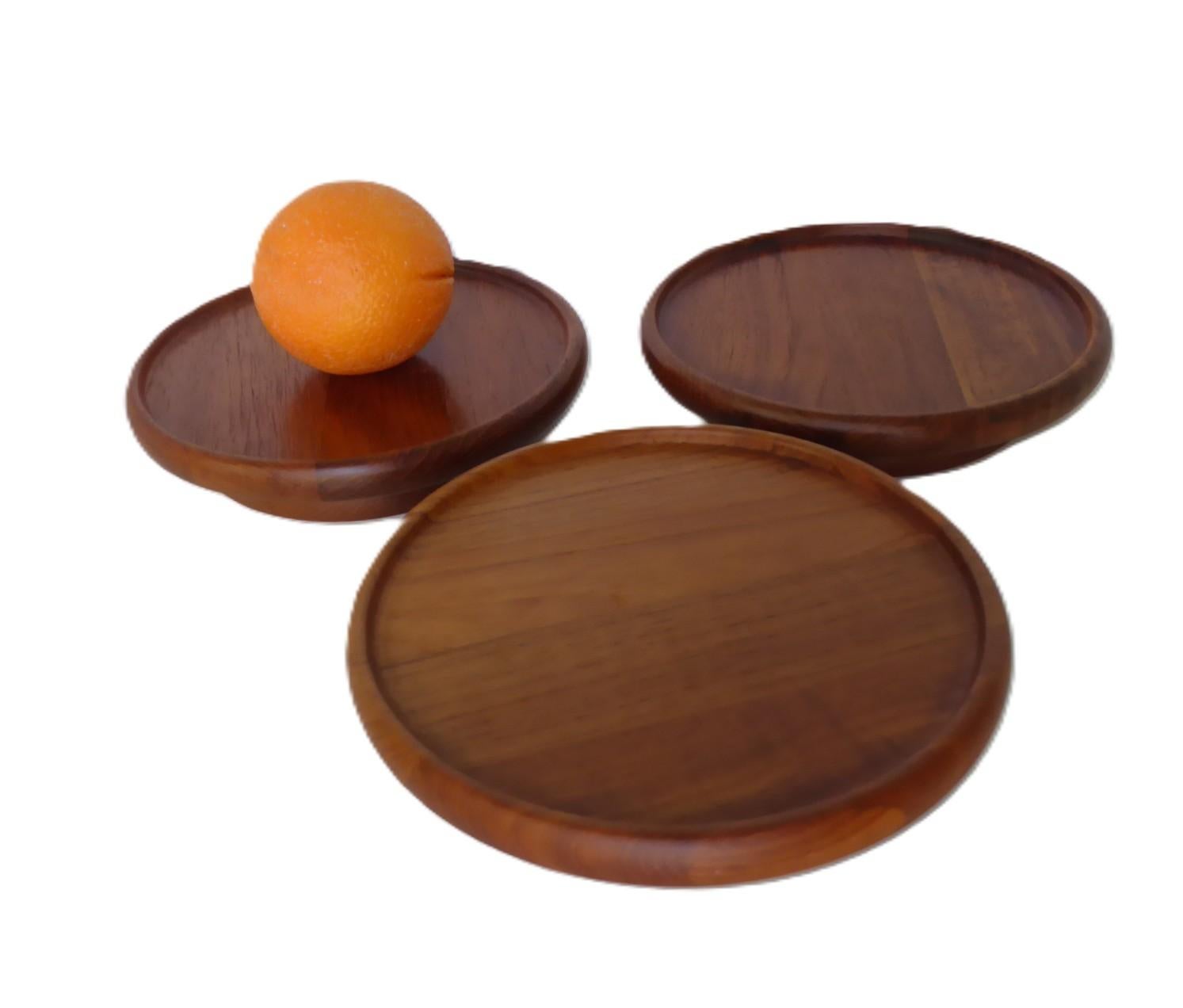  Great Teak set of 3 revolving trays from the 1960s designed by Flemming Digsmed of Denmark. 
Stamped on bottom: DIGSMED logo - 911 - DANMARK
Condition: Very Good Condition. Minor wear consistent with age and use.
Measurements: 7 3/4 inches diameter