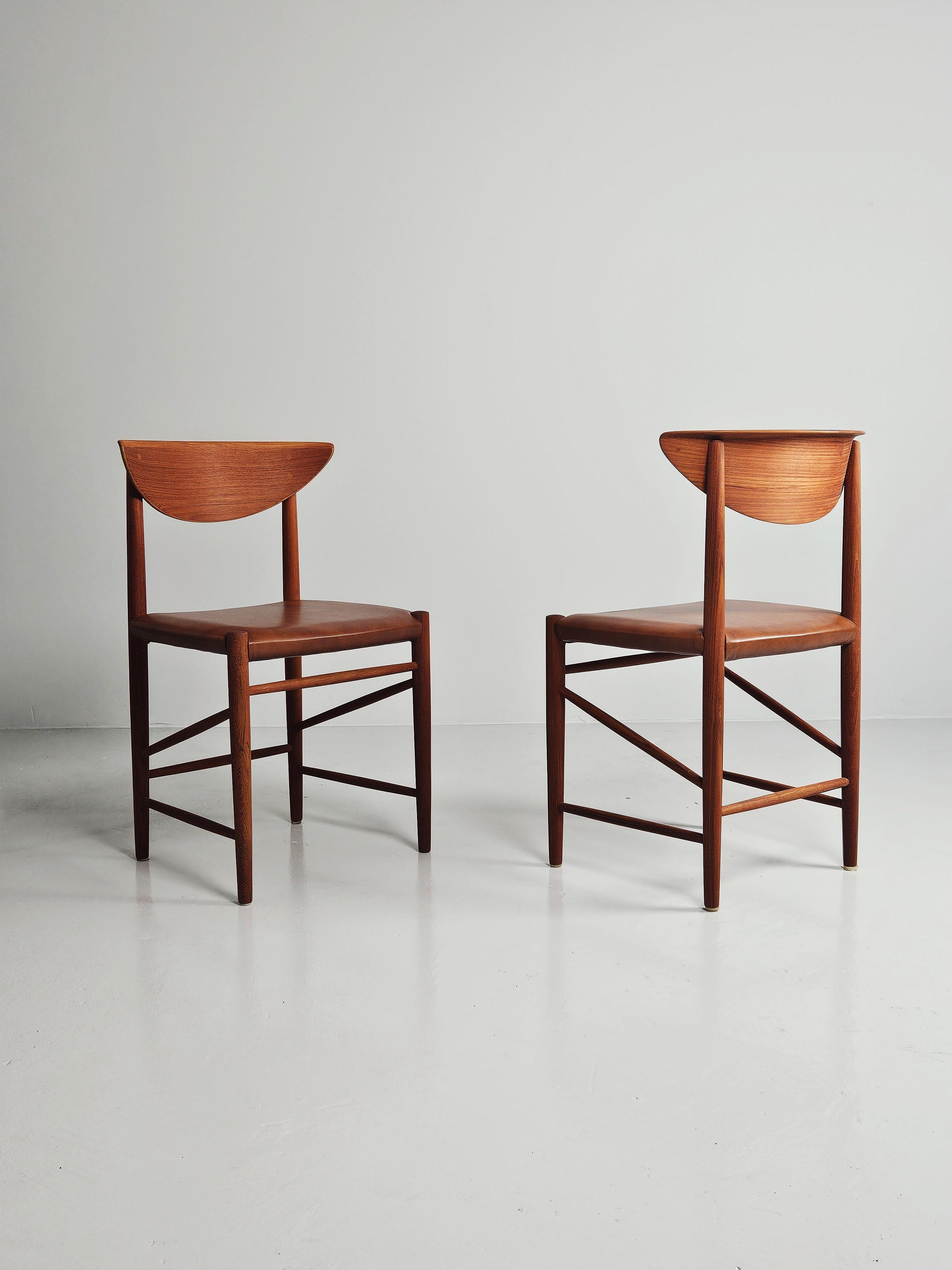 Schöner Satz von sechs Esszimmerstühlen 'Modell 316', entworfen von Peter Hvidt in Dänemark im Jahr 1955. 

Hergestellt aus Teakholz mit Sitzen aus cognacfarbenem Leder. 