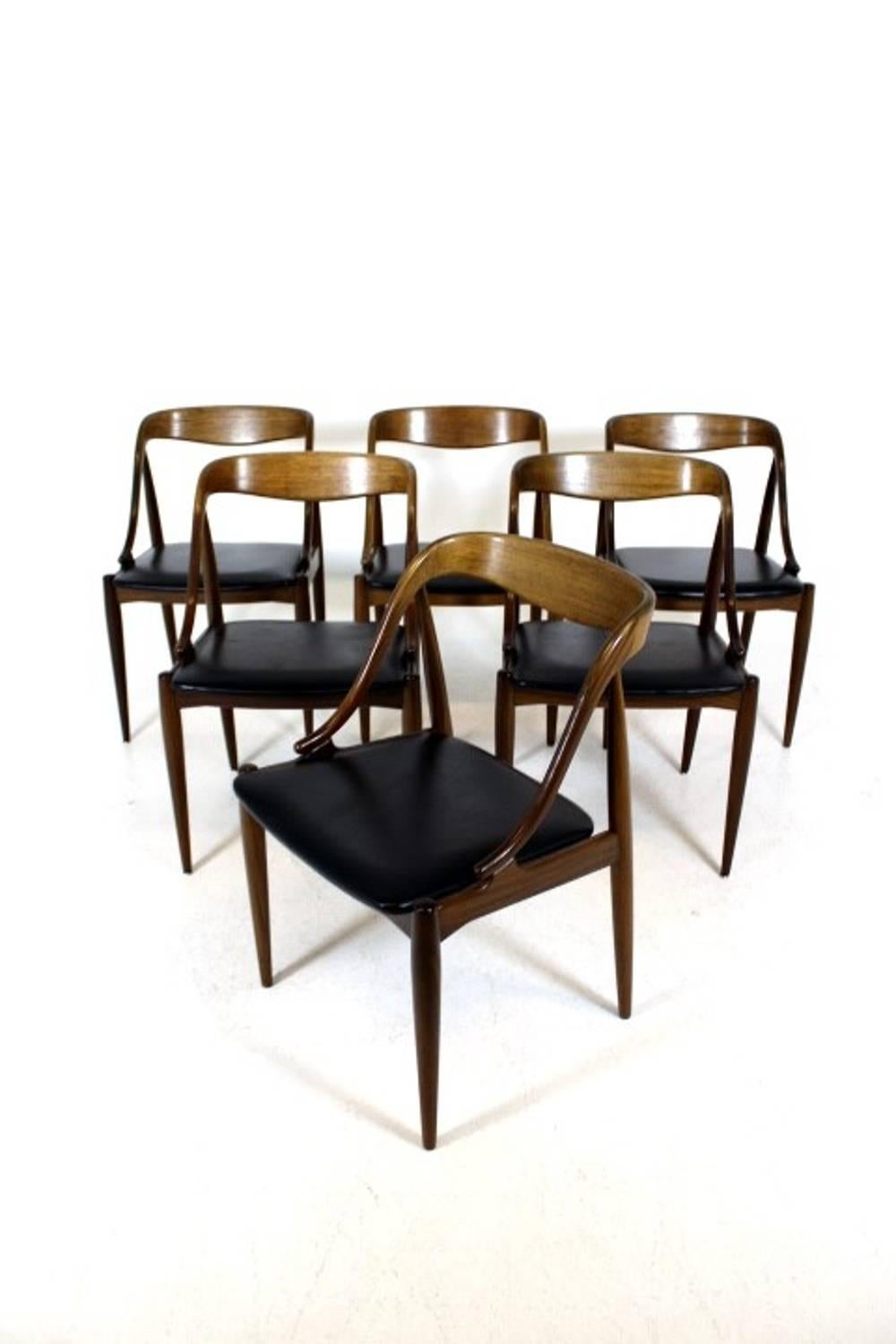 Scandinavian Modern dining set in teak by Johannes Andersen for Uldum Møbler. Chairs withe seats in original vinyl.
Measures: Table W 170+72.5, 242.5 cm, D 89.5 cm, H 72 cm, chairs W 50 cm, D 54 cm, H 76 cm, H seat 43 cm.

 