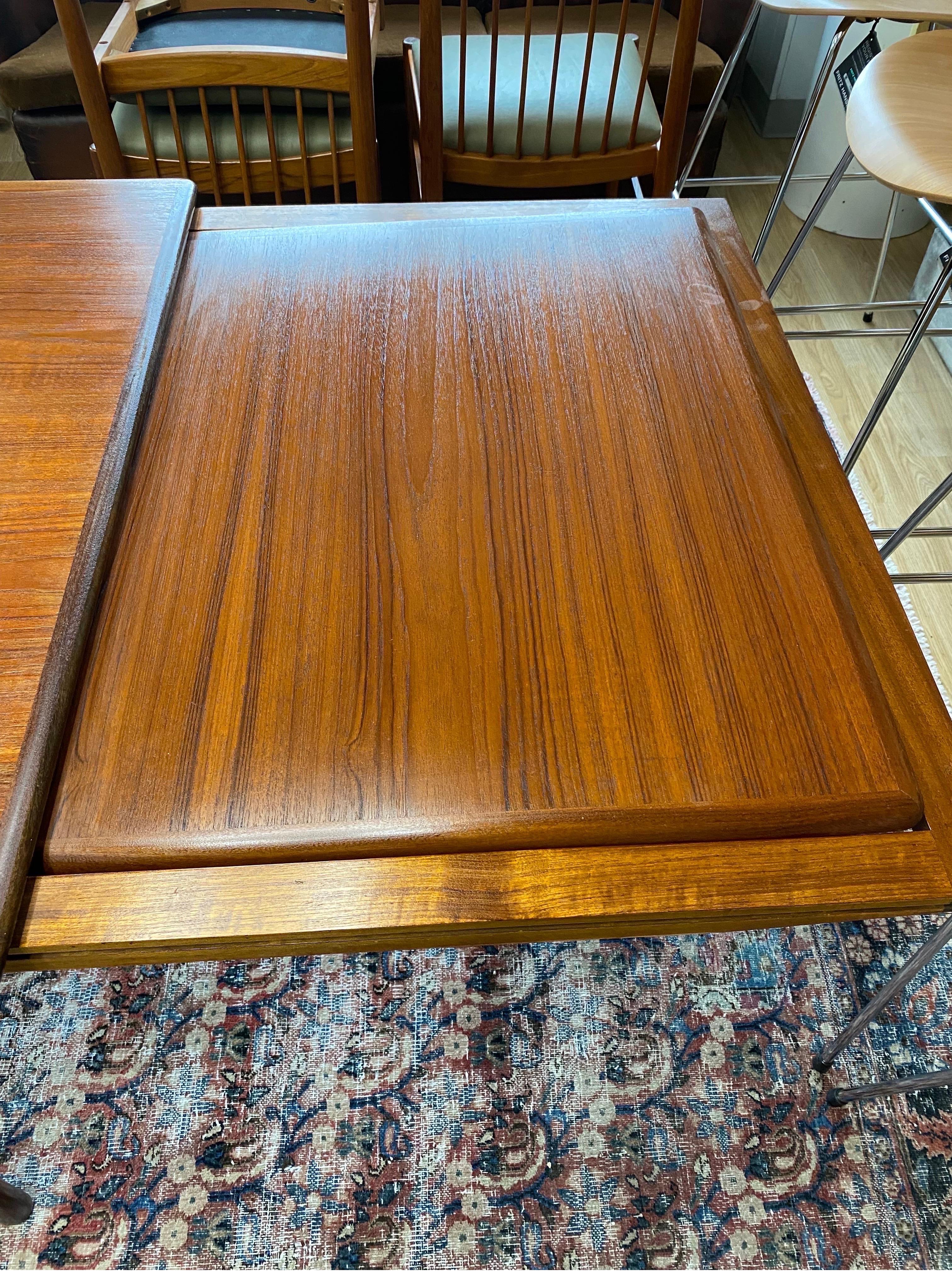 Teck Table de salle à manger moderne scandinave par Johannes Andersen, vers les années 1960 en vente