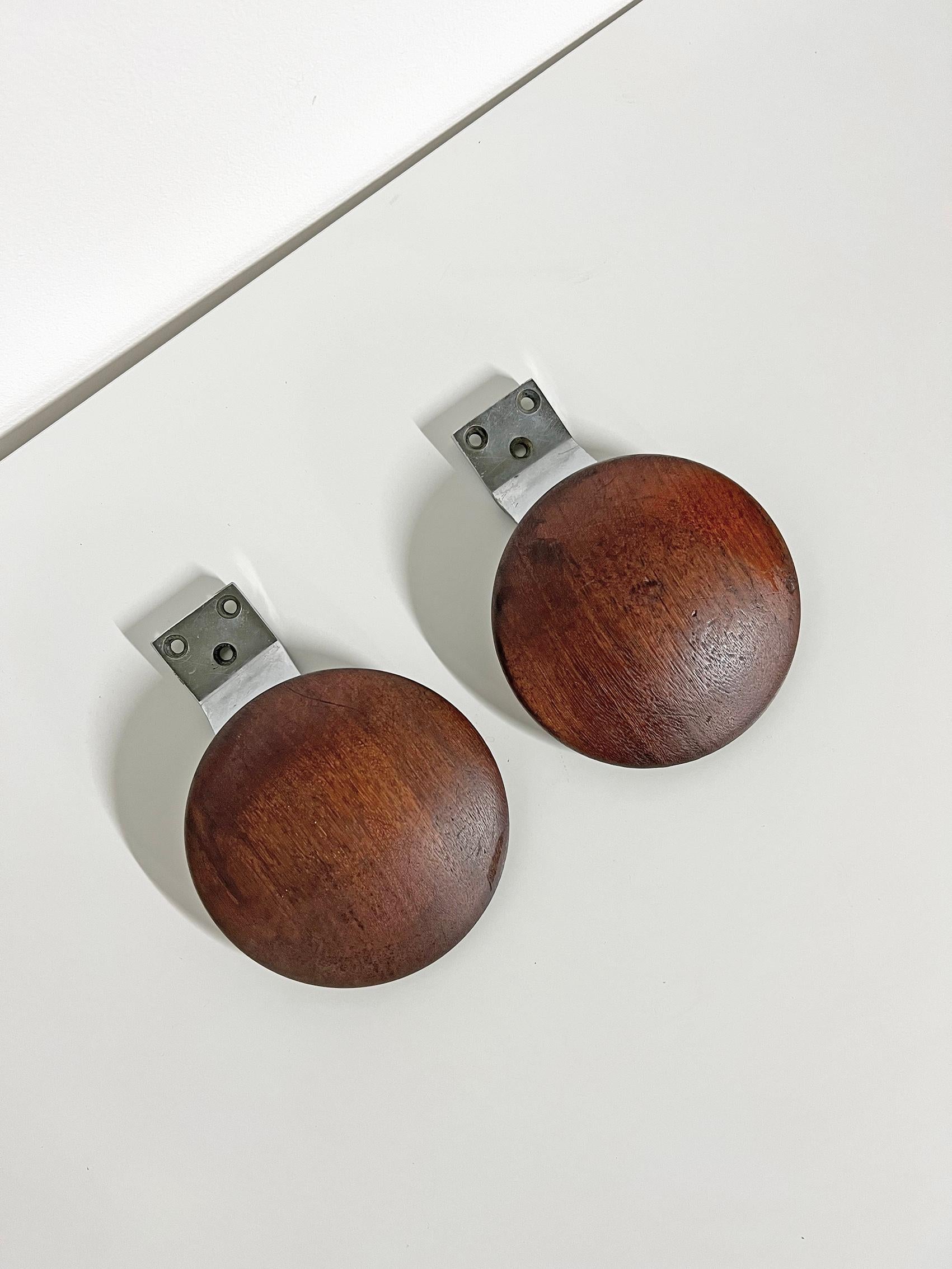 Cool door handles in teak by Teka Alingsås, ca 1950's.
Signed with makers mark.
Wear and patina consistent with age and use, scratches, blemishes and a crack as seen on the last picture. 