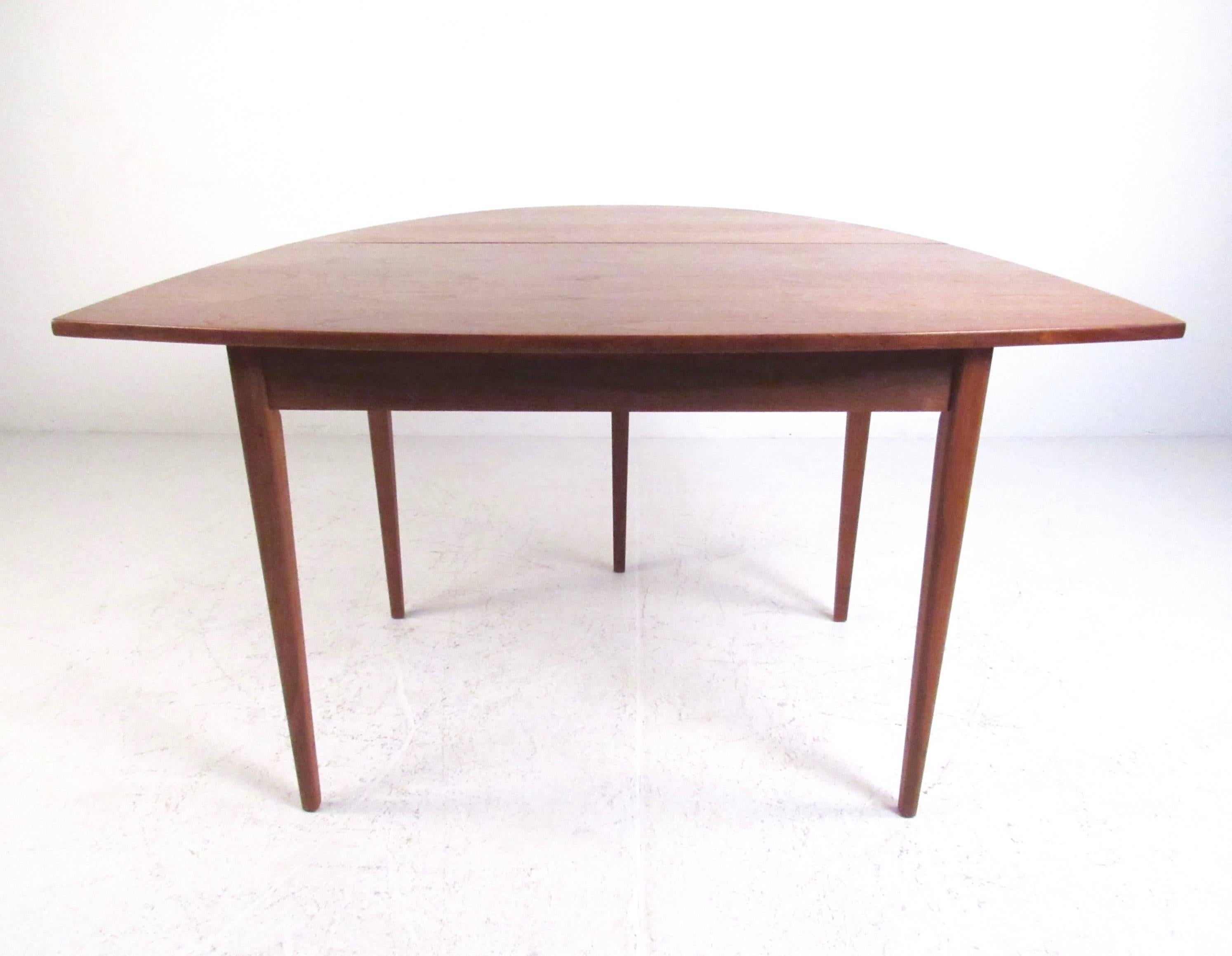 Scandinavian Modern Drop-Leaf Table In Good Condition In Brooklyn, NY