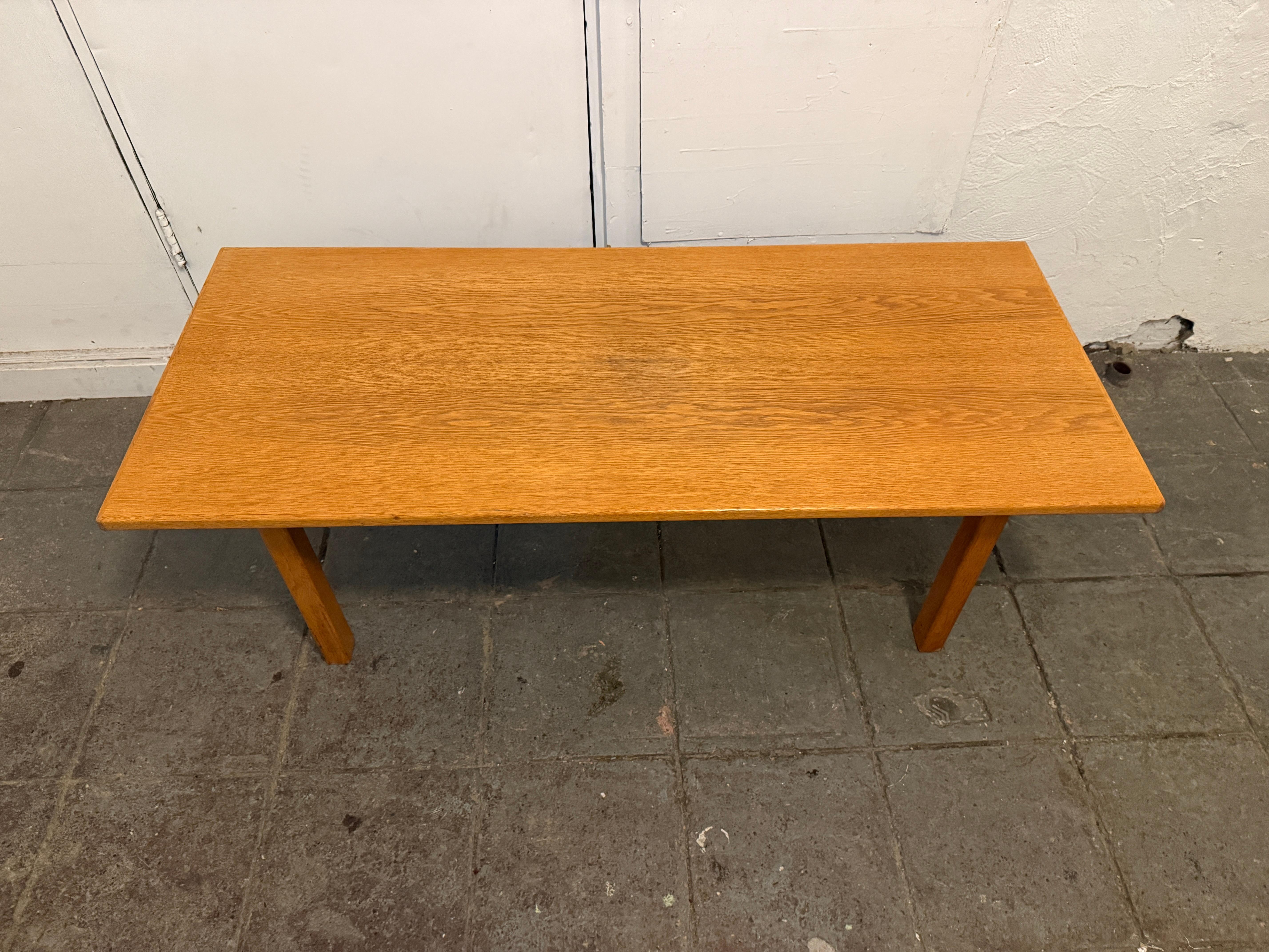 Table basse scandinave moderne en chêne hollandais et laiton. Table basse en chêne massif avec quincaillerie en laiton. Très robuste et en bon état vintage. Fabriqué aux Pays-Bas. Situé à Brooklyn. 

Mesure 55
