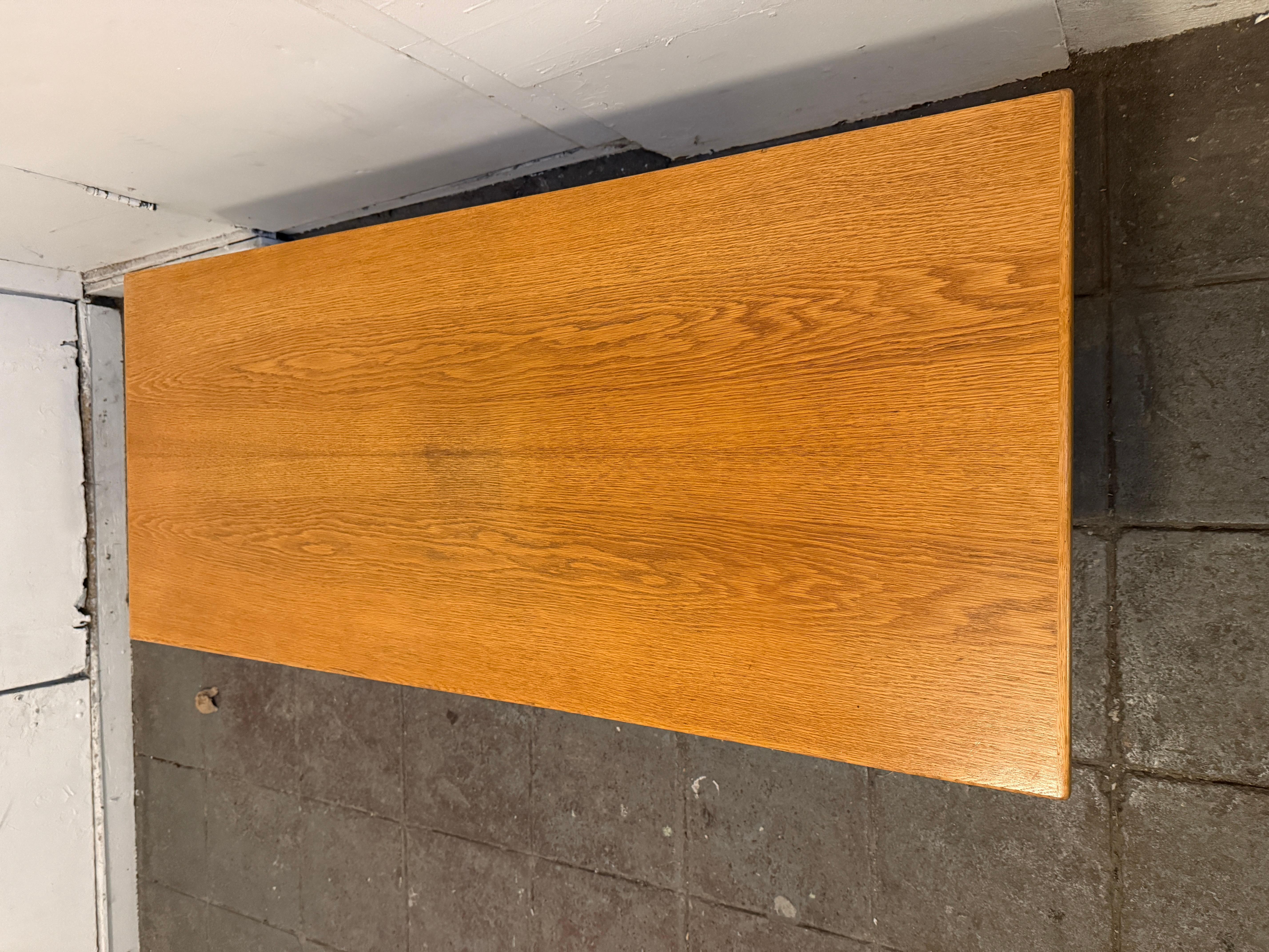 Néerlandais Table basse scandinave moderne en chêne Oak Oak en laiton en vente