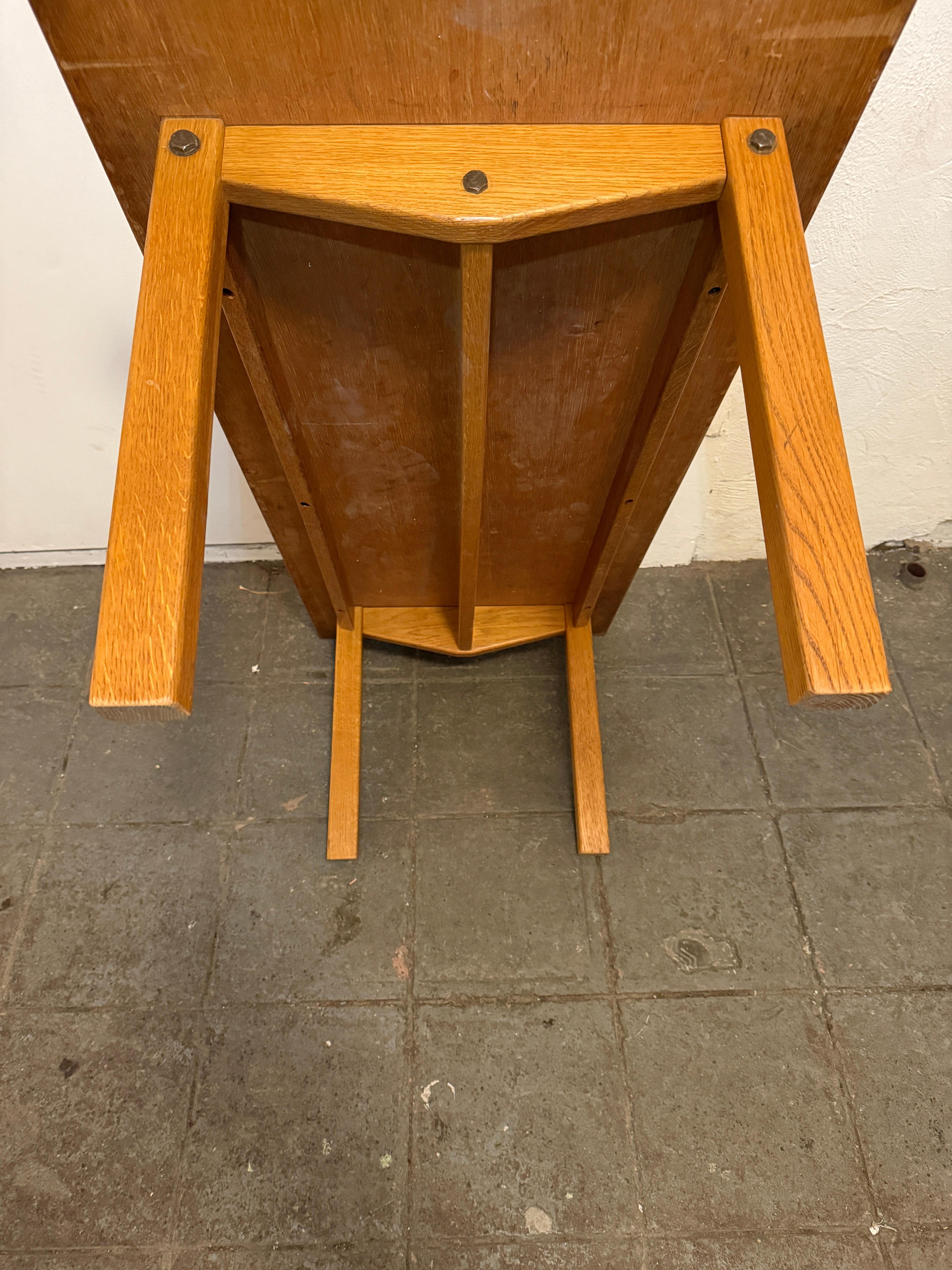 Travail du bois Table basse scandinave moderne en chêne Oak Oak en laiton en vente