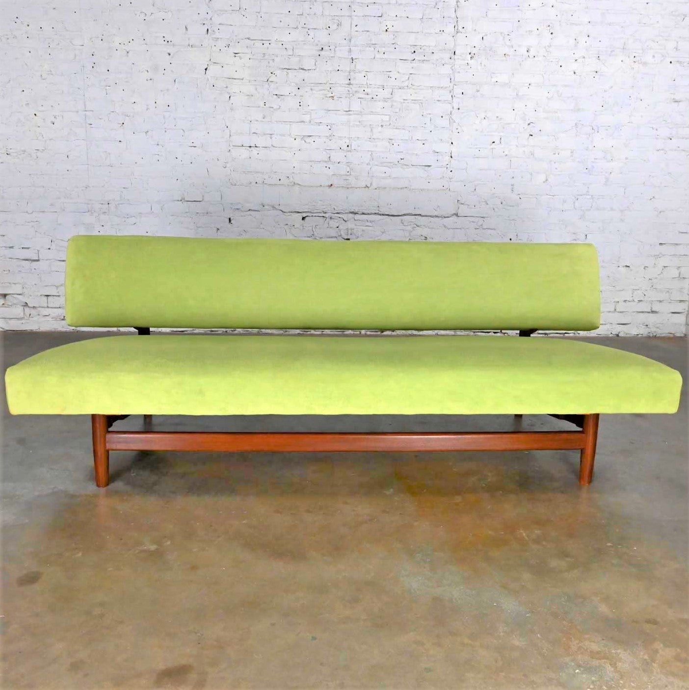 Superbe canapé vintage scandinave moderne néerlandais du milieu du siècle dernier, attribué au Doublet Sofa de Rob Parry pour Gelderland. Il est fabriqué en Hollande et se compose d'un cadre et d'un châssis en bois de rose avec un tissu chenille