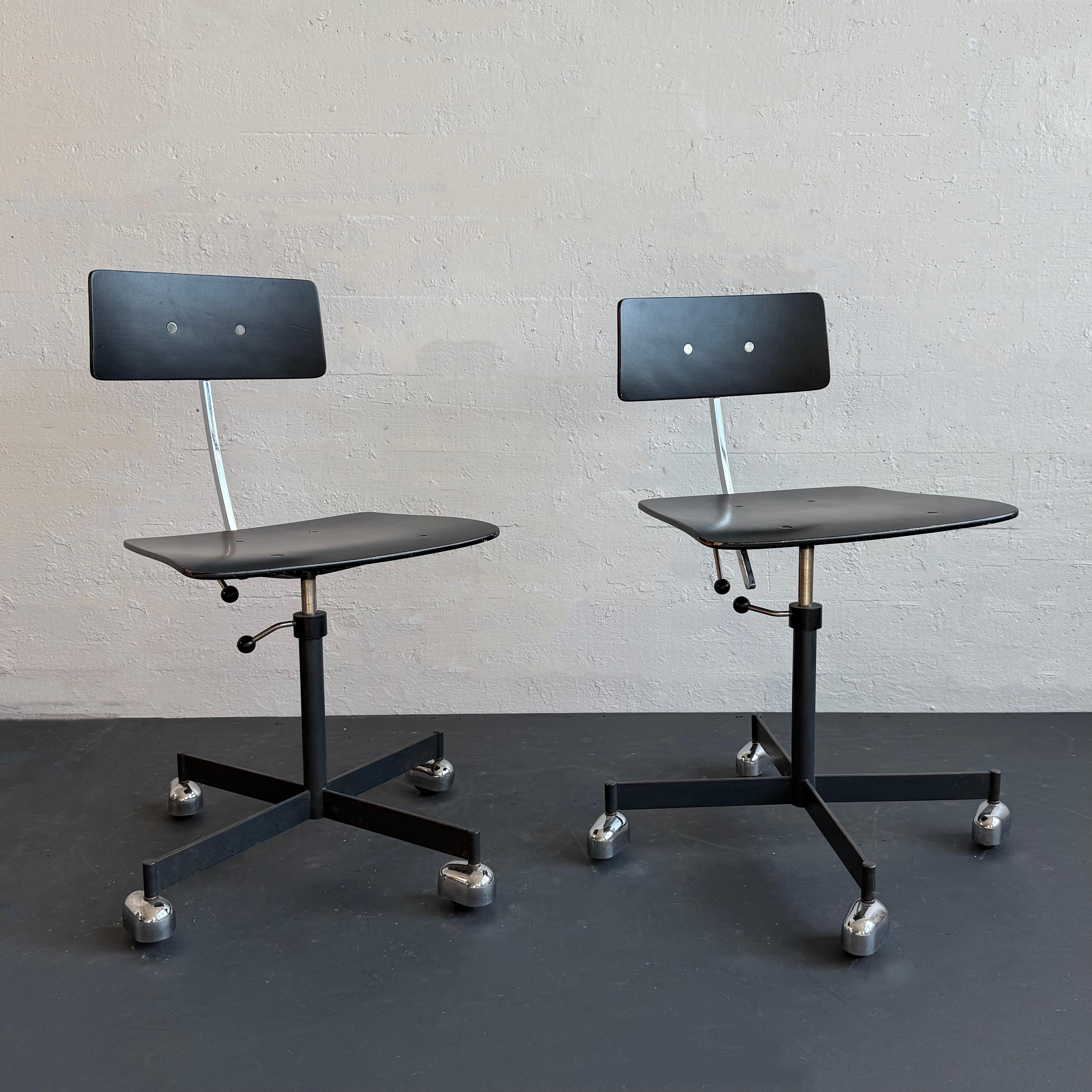 Estas icónicas sillas de oficina modernas danesas fueron diseñadas por el arquitecto y diseñador Jørgen Rasmussen para Engelbrechts. El modelo es la popular silla KEVI (1965), que se basa en una idea sencilla: cuanto mejor sentado estés, más harás.