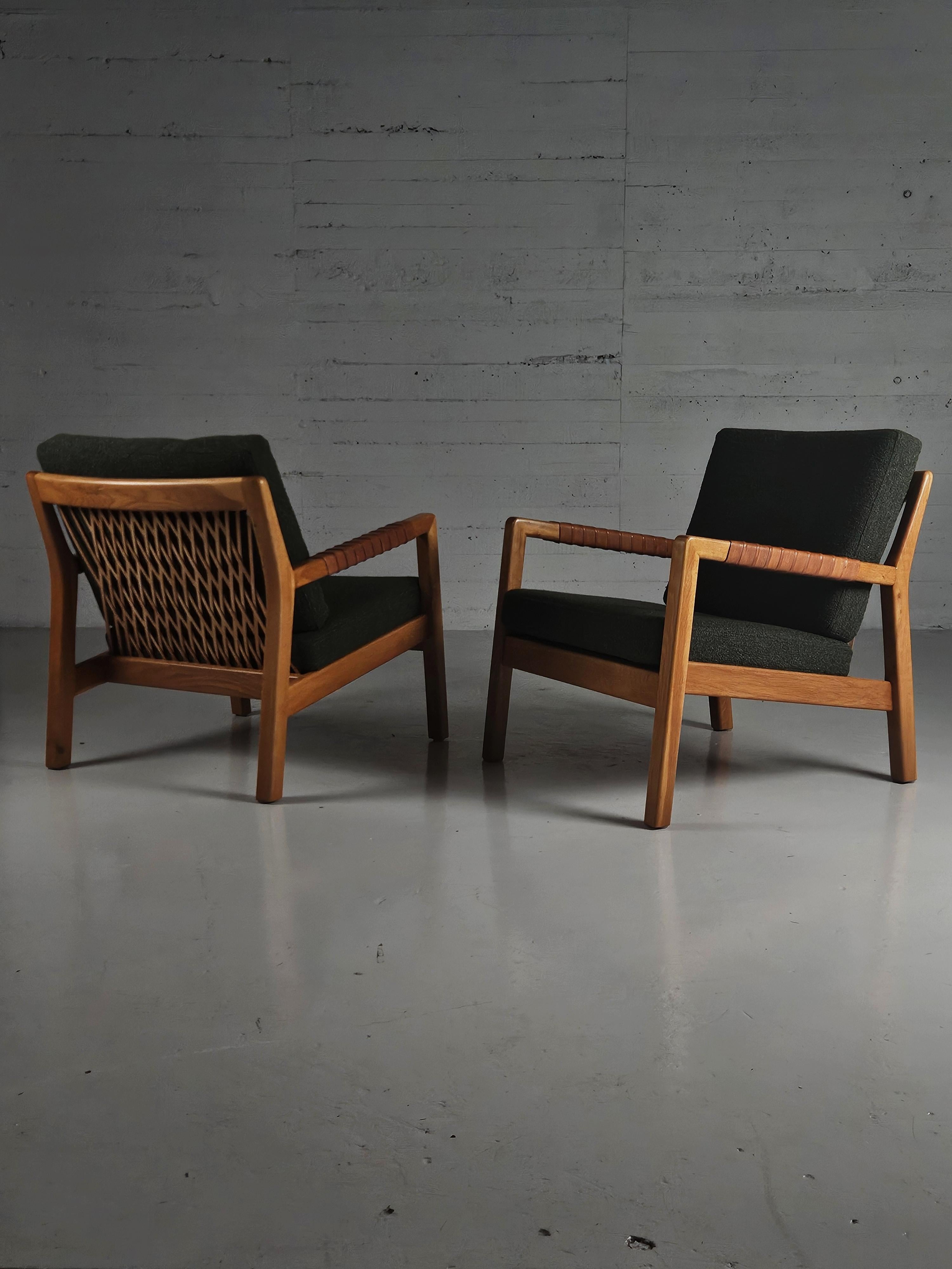 Raro par de butacas diseñadas por Carl Gustaf Hiort af Ornäs y producidas por Puunveisto, Finlandia, durante la década de 1950. 

Fabricada en fresno con bonitos detalles de cuero. Recién tapizada en tela bouclé de alta calidad en color verde. 

