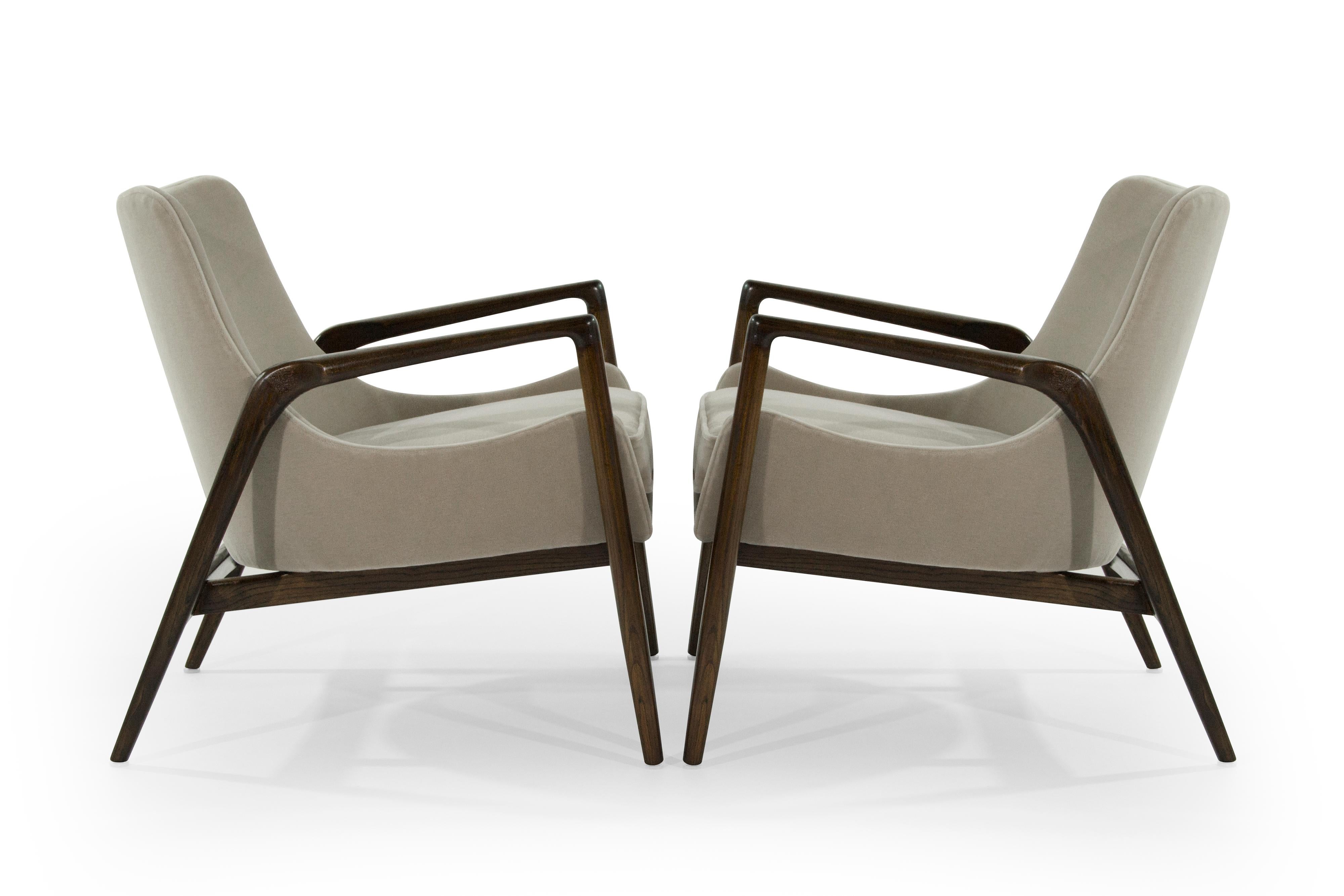 Pair of lounge chairs designed by Ib Kofod-Larsen, Denmark, 1950s.

Sculptural oak frames fully restored. Newly upholstered in natural mohair by Schellens.

 