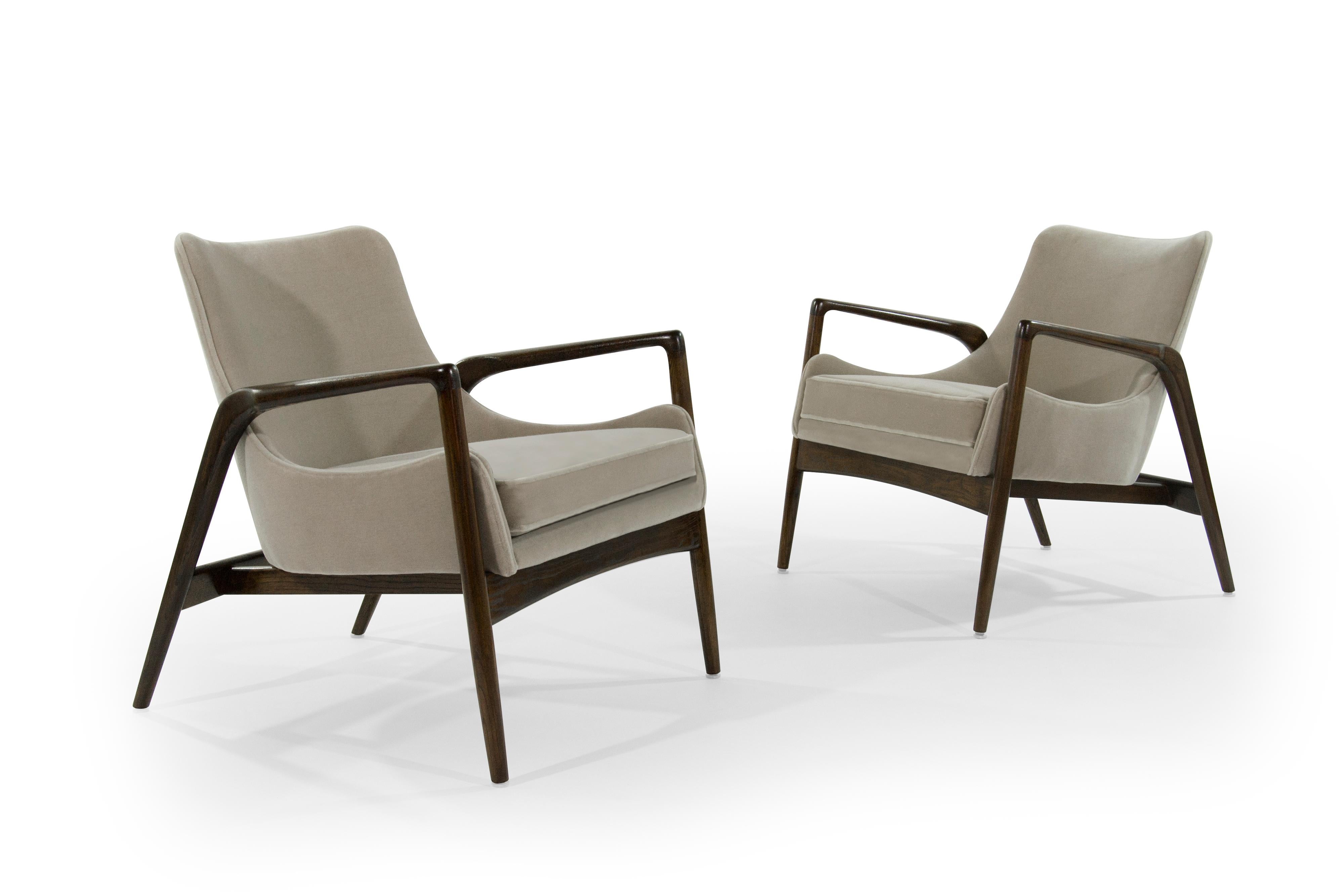 Scandinavian Modern Easy Lounge Chairs by Ib Kofod-Larsen, 1950s In Excellent Condition In Westport, CT