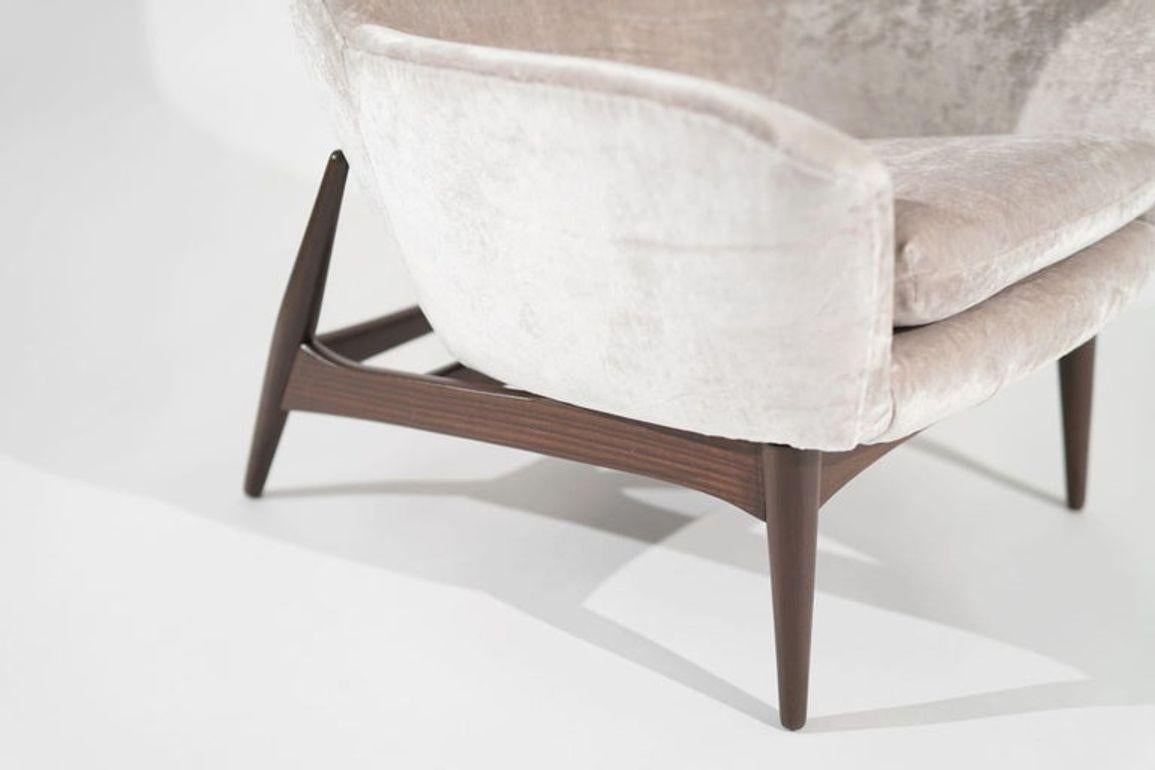 Entrez dans l'incarnation du design scandinave avec le modèle H.W. Klein pour Bramin Moble Egg Chair, un véritable bijou du milieu du siècle dernier datant des années 1950, méticuleusement remis au goût du jour par Stamford Modern. Plongez dans un