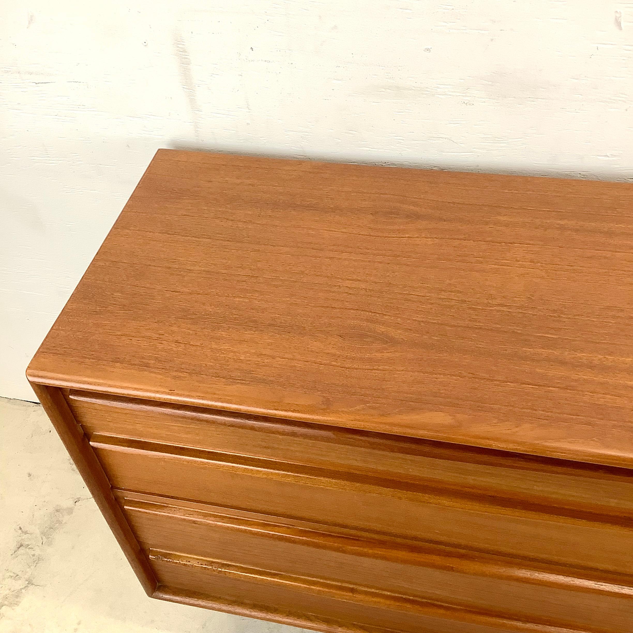 Scandinavian Modern Eight Drawer Teak Dresser by Lyby Møbler In Good Condition In Trenton, NJ