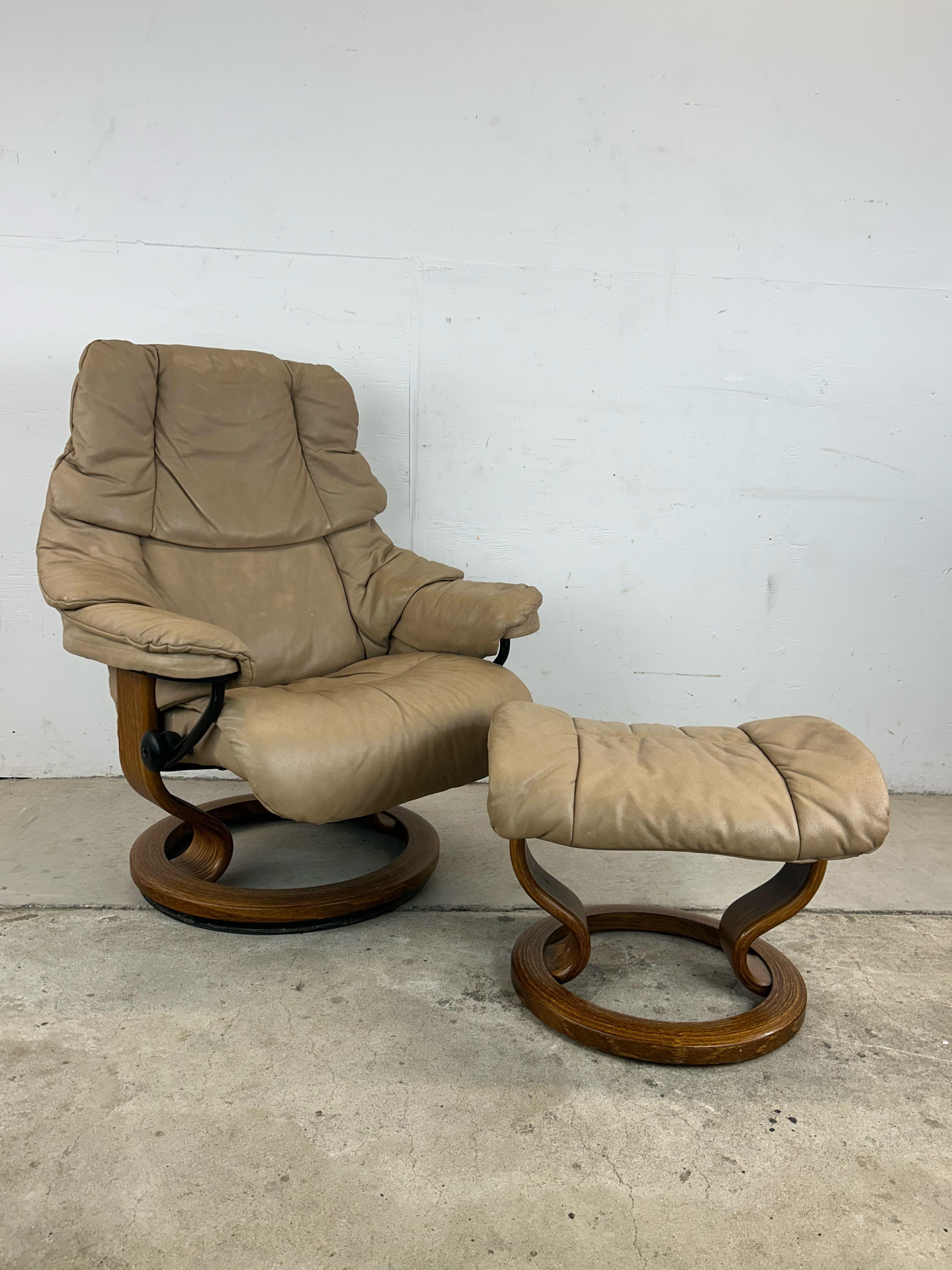 The Modern Scandinavian Recliner con ottomana in vendita 3