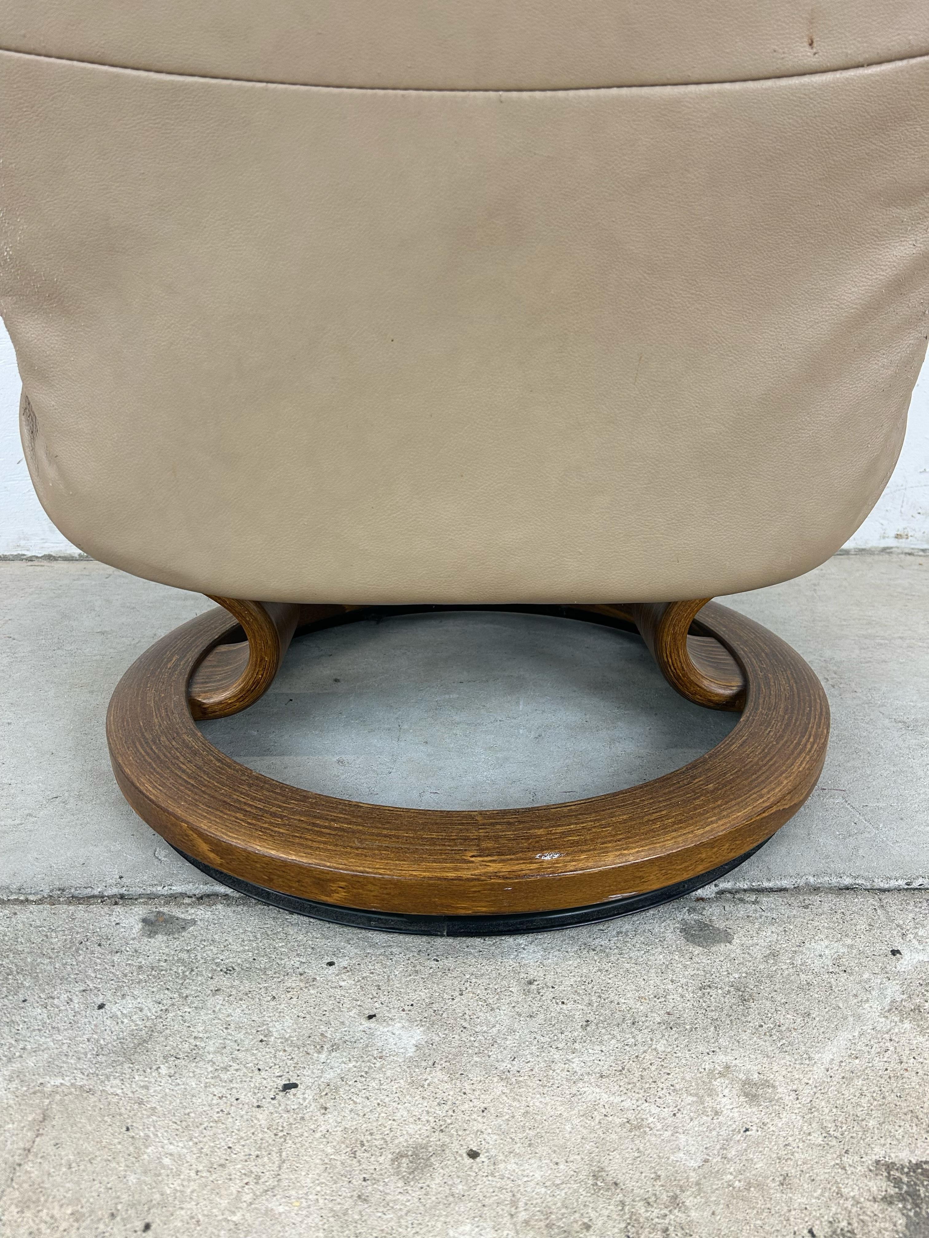 The Modern Scandinavian Recliner con ottomana in vendita 5