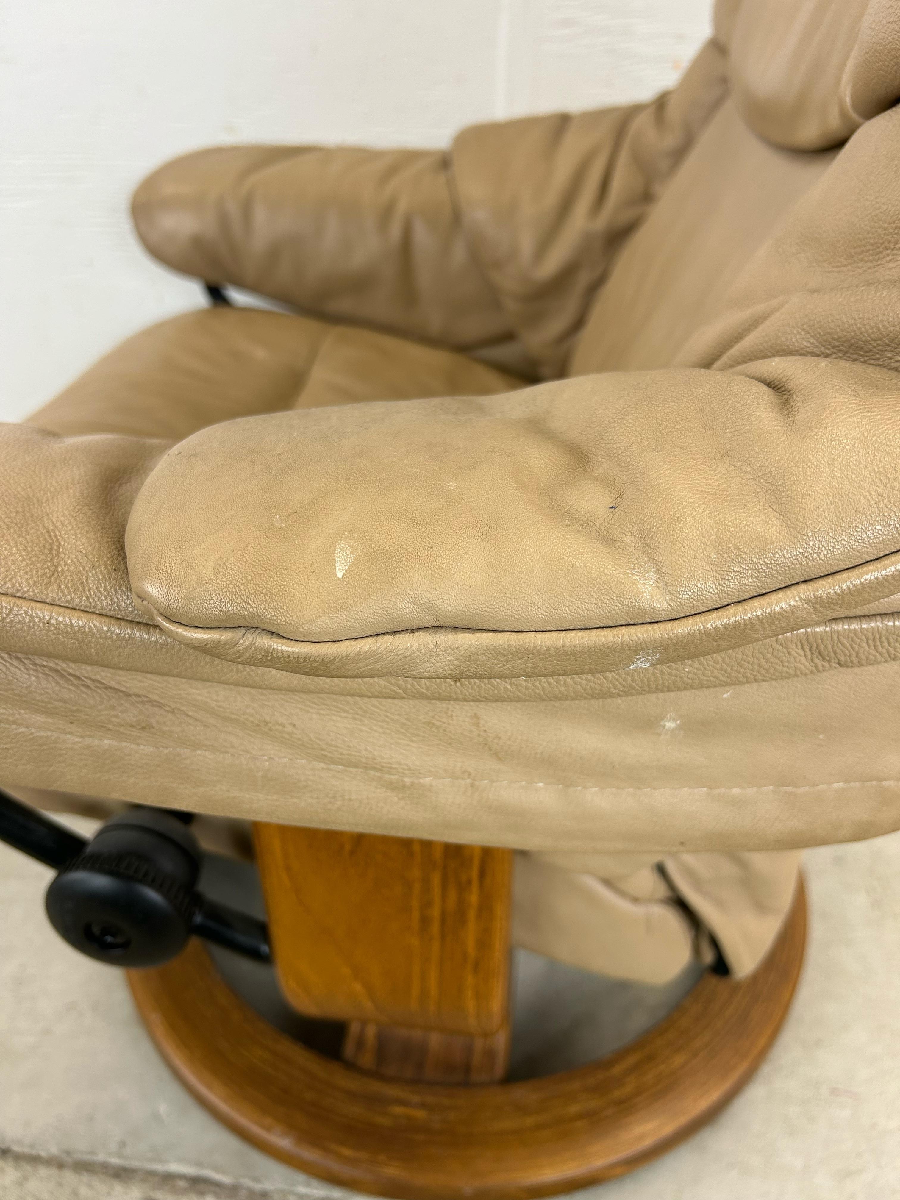 The Modern Scandinavian Recliner con ottomana in vendita 11