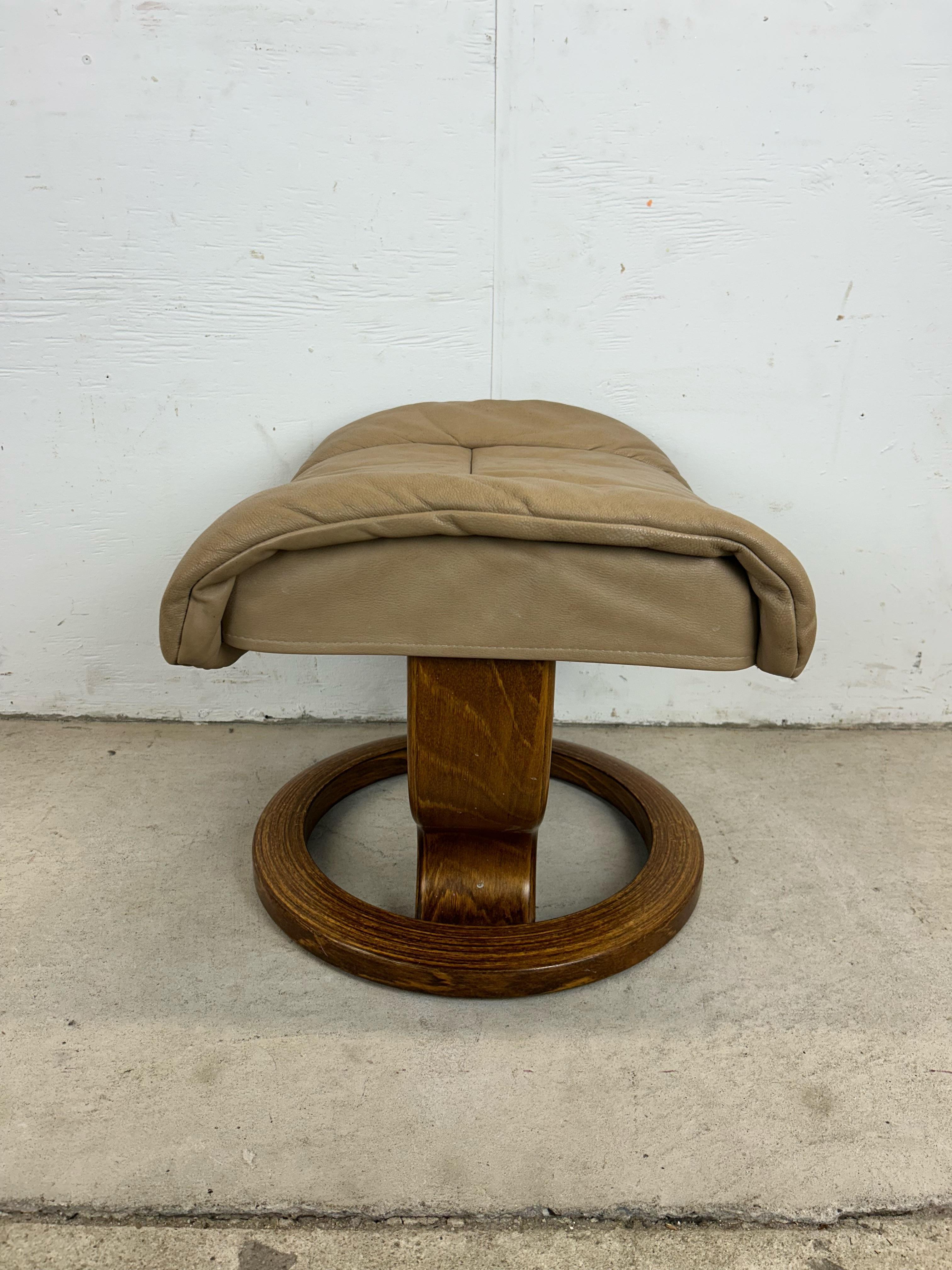 Questo set di poltrone e pouf in stile The Moderninavian di Ekornes presenta un rivestimento in pelle beige, una base in legno curvato con funzione girevole, uno schienale reclinabile e un pouf abbinato.

Dimensioni: 32,5w 32d 38h 16sh