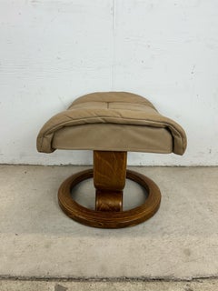 The Modern Scandinavian Recliner con ottomana