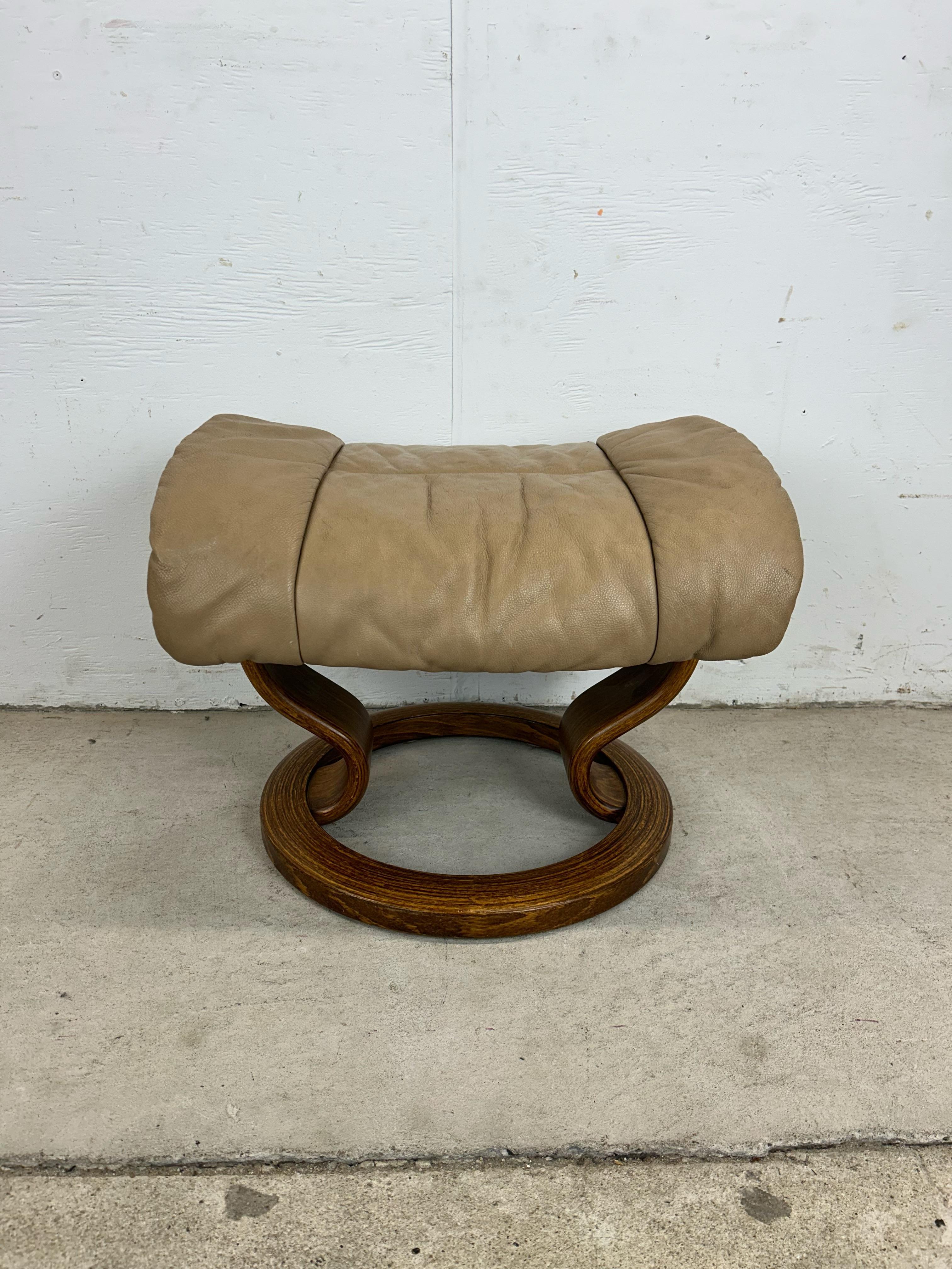 XX secolo The Modern Scandinavian Recliner con ottomana in vendita