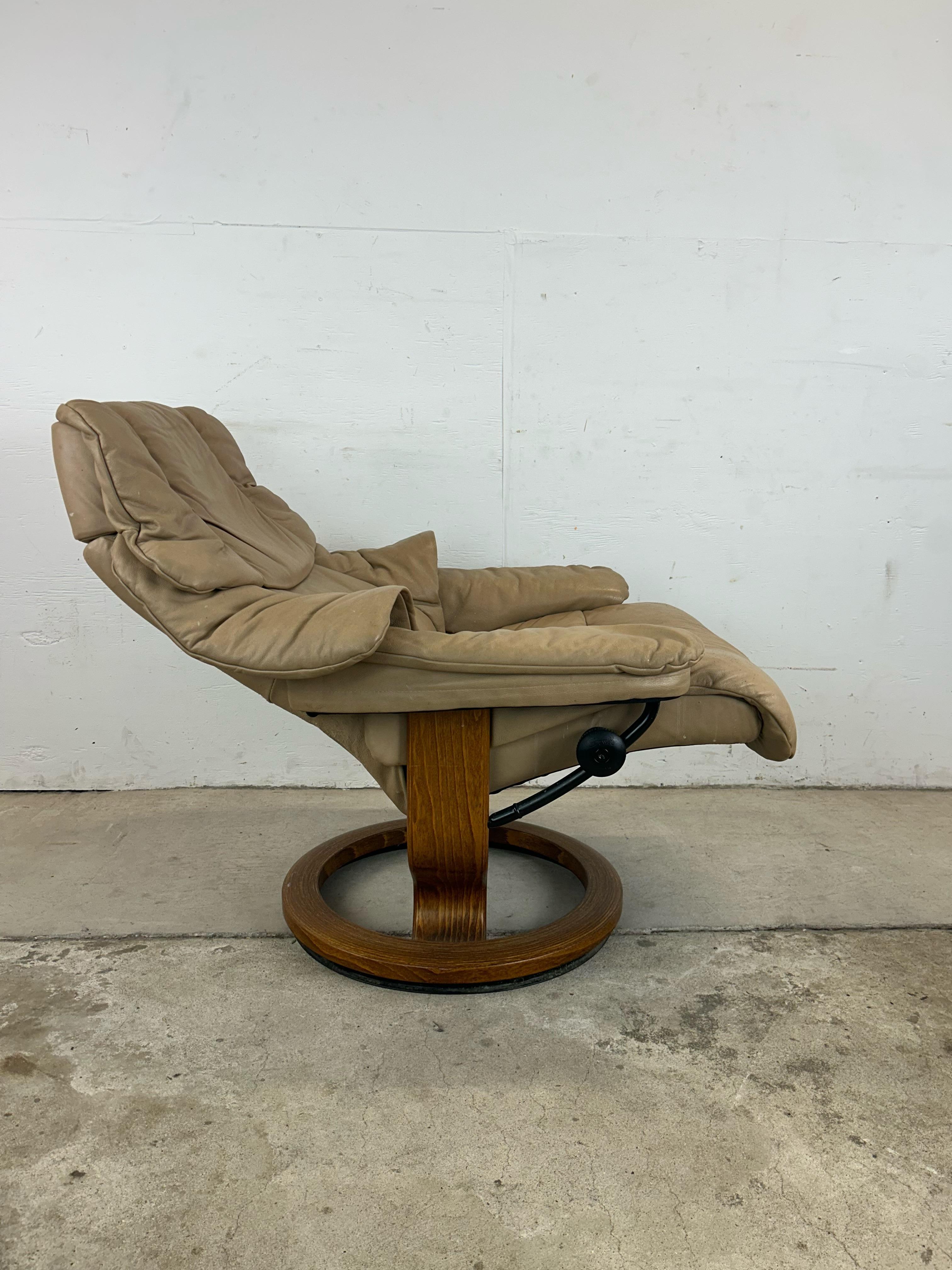 The Modern Scandinavian Recliner con ottomana in vendita 1
