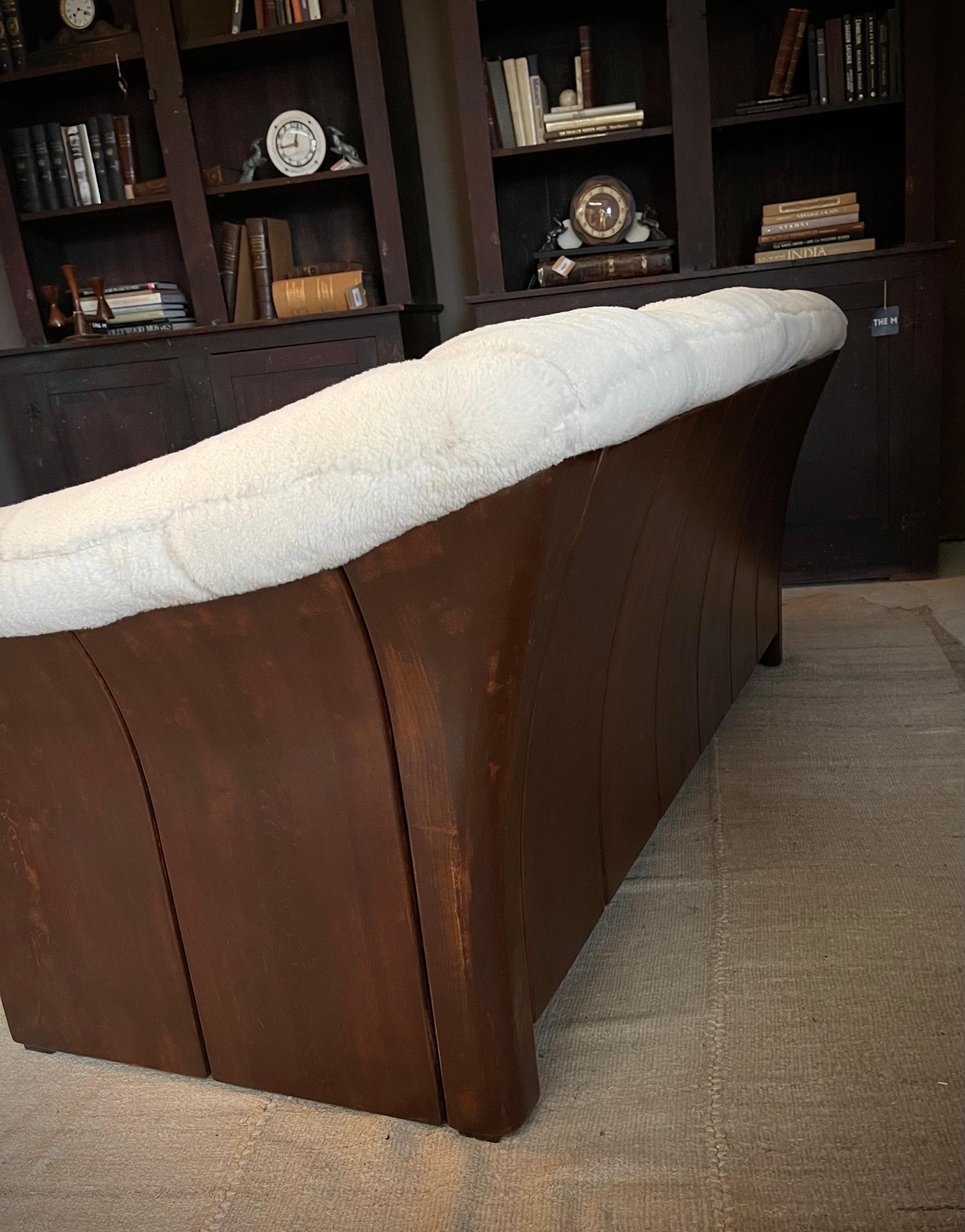 Scandinavian Modern Ekornes Schaffell-Sofa, neu gepolstert, Massivholzrahmen im Angebot 3