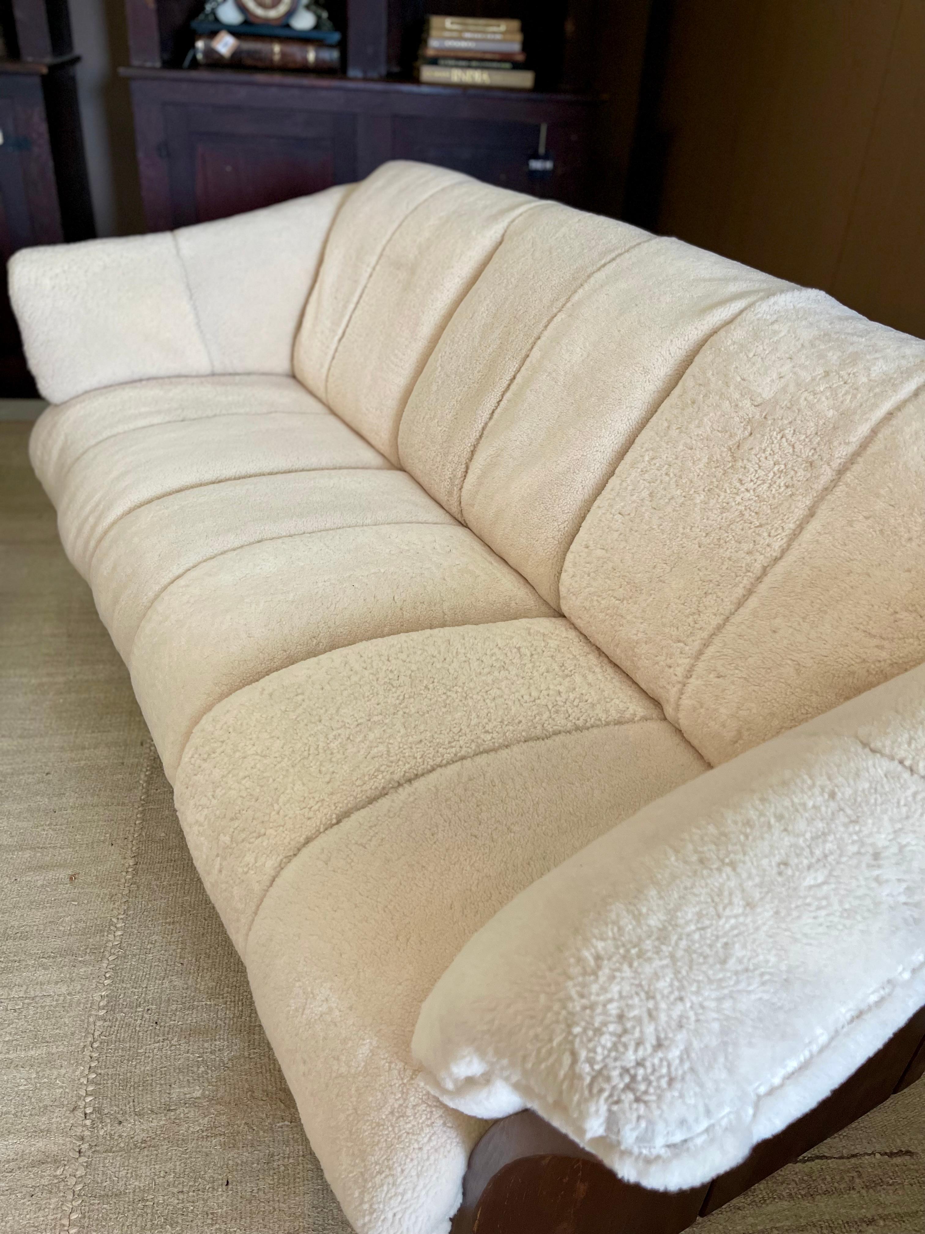 Scandinavian Modern Ekornes Schaffell-Sofa, neu gepolstert, Massivholzrahmen im Angebot 6