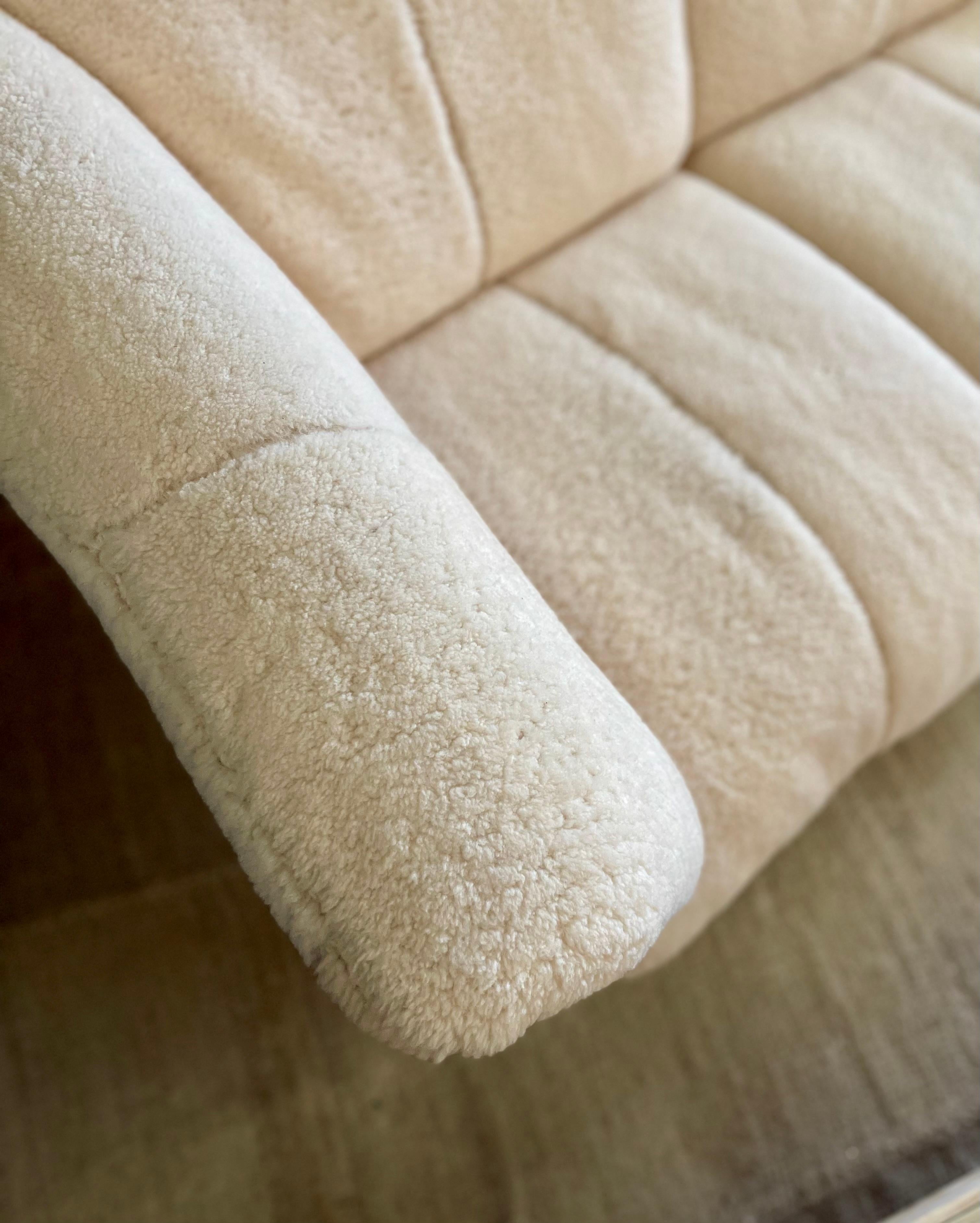 Scandinavian Modern Ekornes Schaffell-Sofa, neu gepolstert, Massivholzrahmen im Angebot 7