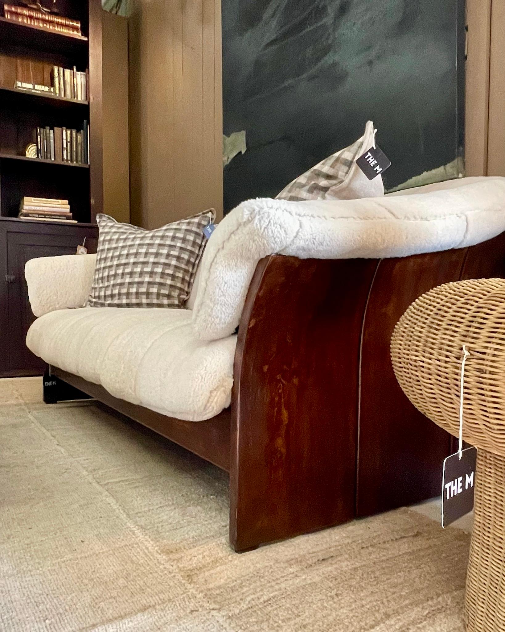 The Scandinavian Modern Ekornes Divano in pelle di pecora, appena rivestito, struttura in legno massiccio in vendita 10