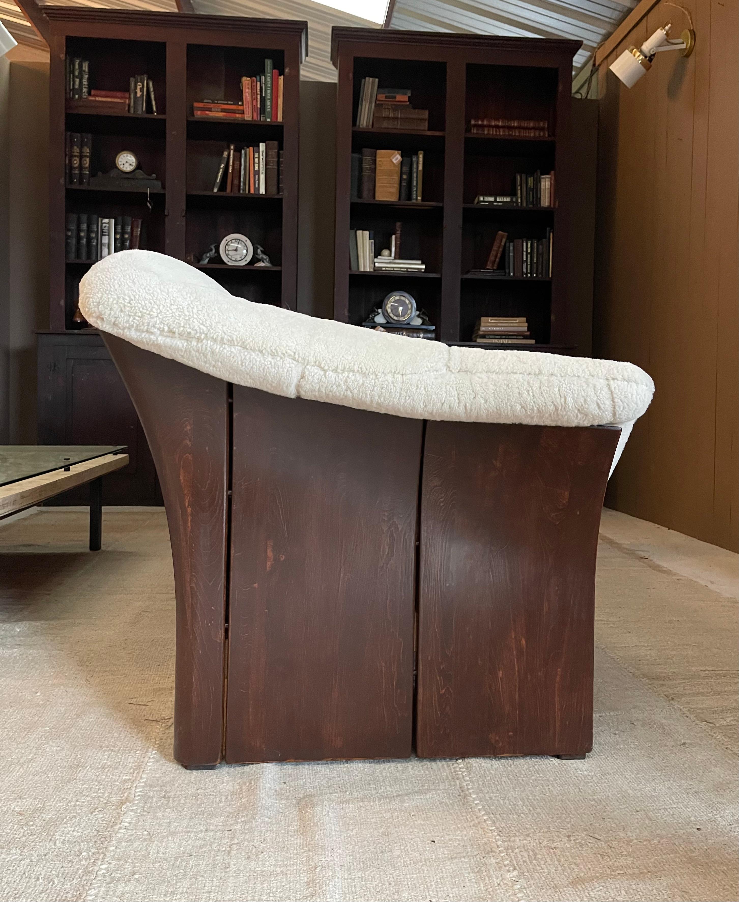 Dieses seltene Ekornes-Sofa wurde auf ein neues Niveau von Stil und Komfort gehoben. Sein klares, zurückhaltendes norwegisches Design ist jetzt mit butterweichen Schaffellpolstern gepaart, die für einen frischen, modernen Look neu gestaltet