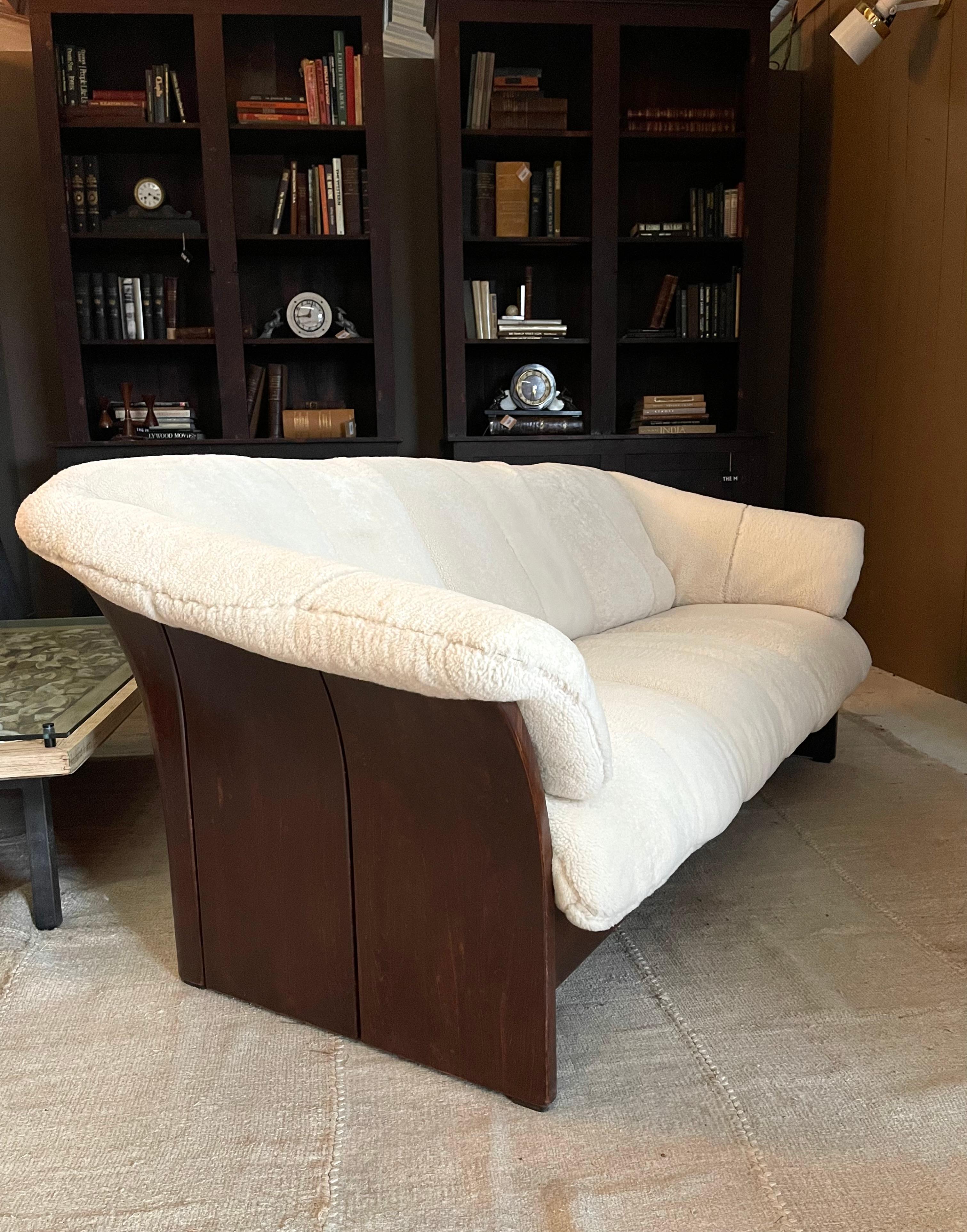 Scandinavian Modern Ekornes Schaffell-Sofa, neu gepolstert, Massivholzrahmen (Skandinavische Moderne) im Angebot