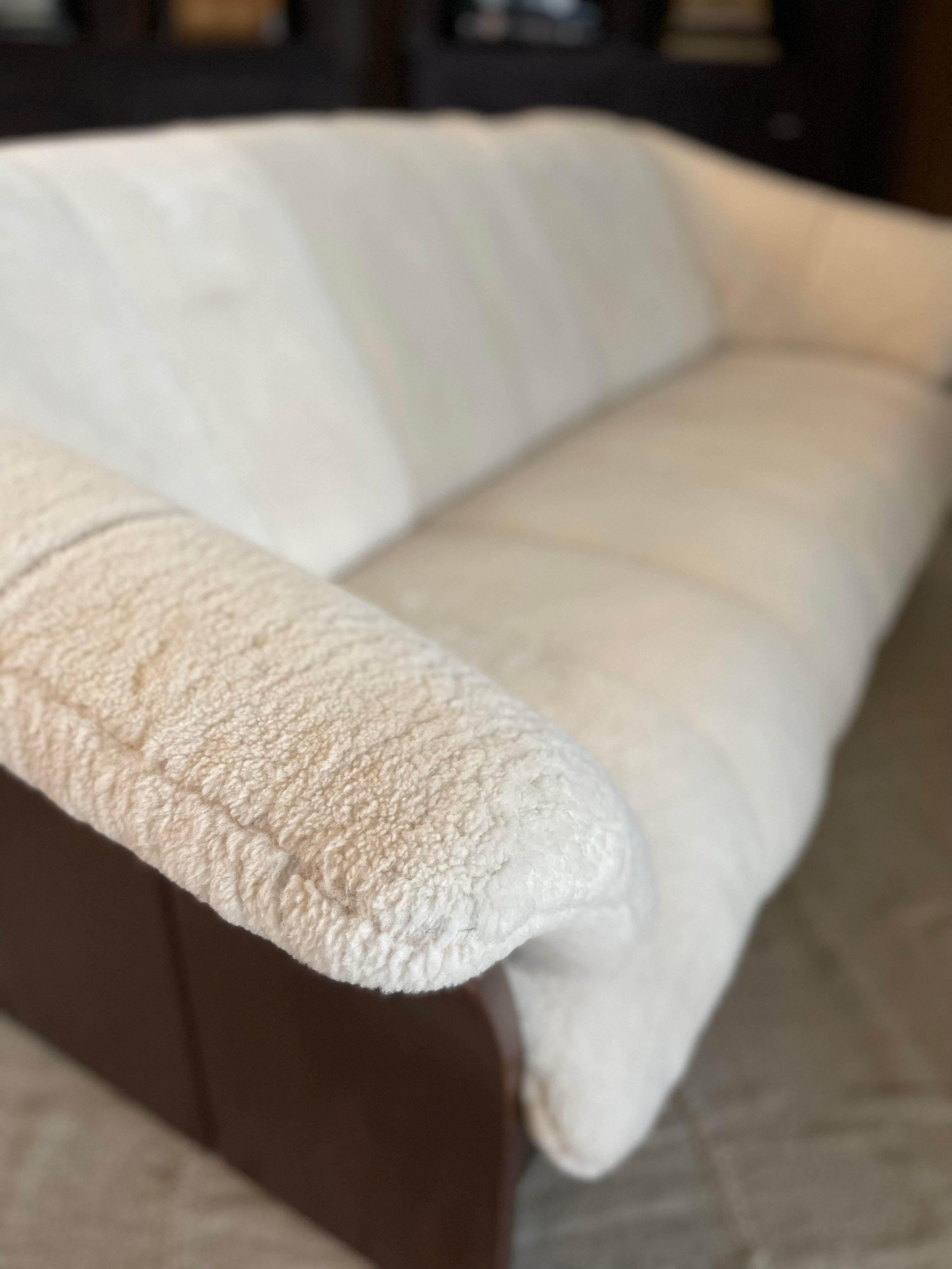 Scandinavian Modern Ekornes Schaffell-Sofa, neu gepolstert, Massivholzrahmen (Norwegisch) im Angebot