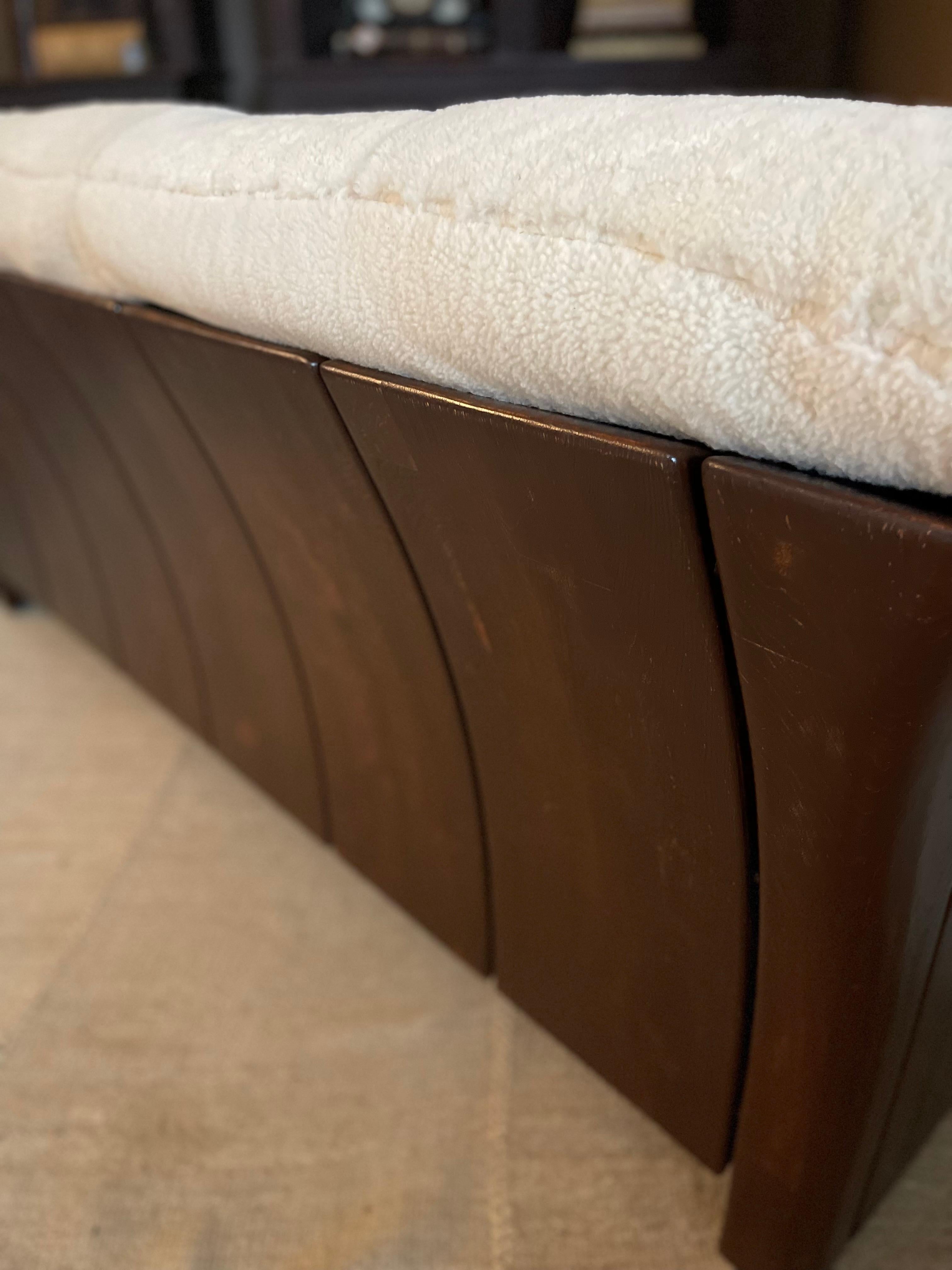 Scandinavian Modern Ekornes Schaffell-Sofa, neu gepolstert, Massivholzrahmen (20. Jahrhundert) im Angebot