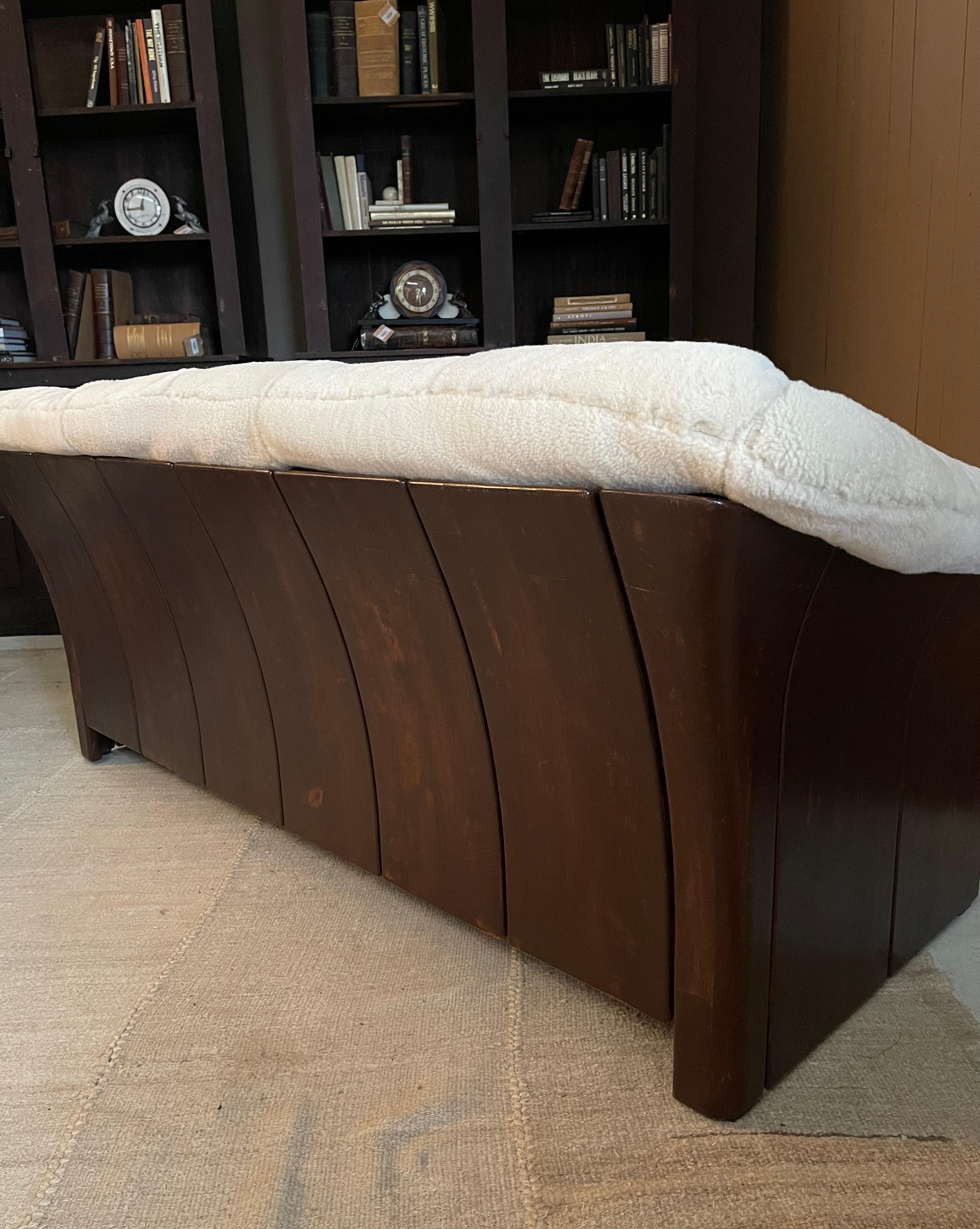 Scandinavian Modern Ekornes Schaffell-Sofa, neu gepolstert, Massivholzrahmen (Tierhaut) im Angebot