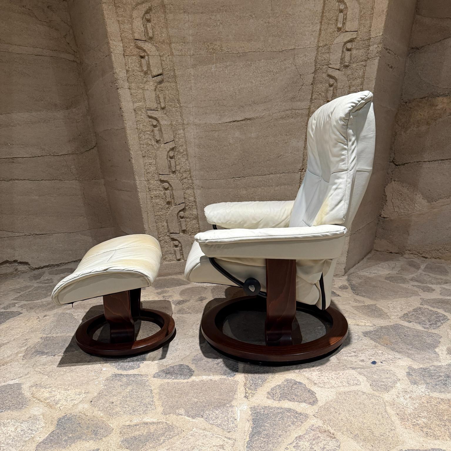 Sillón reclinable escandinavo Ekornes Stressless blanco + otomana en venta 3