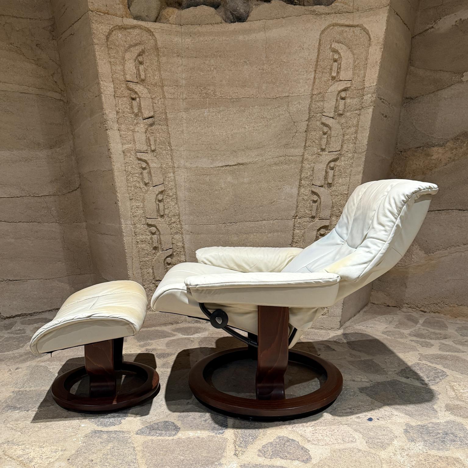 Sillón reclinable escandinavo Ekornes Stressless blanco + otomana en venta 5