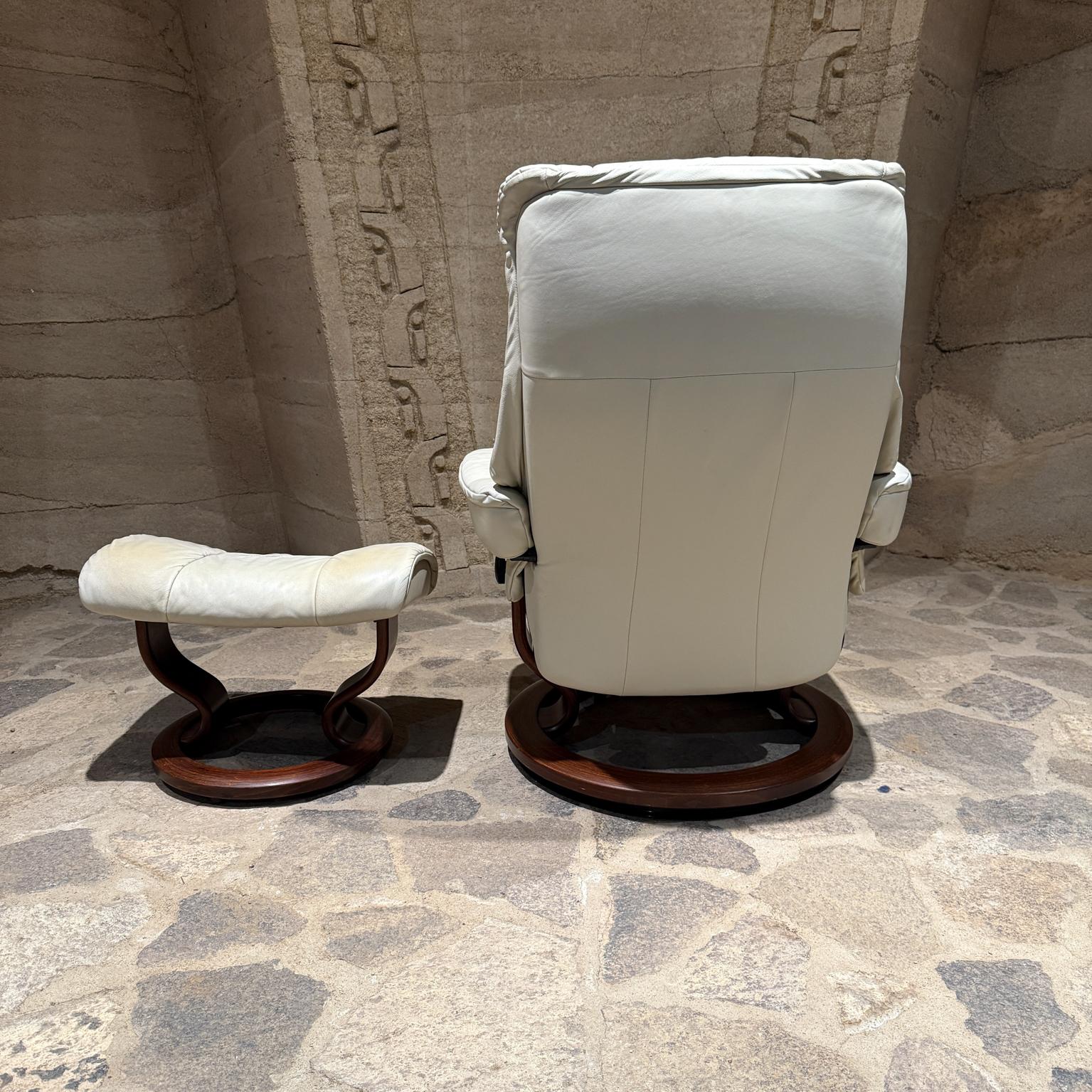Sillón reclinable escandinavo Ekornes Stressless blanco + otomana en venta 6