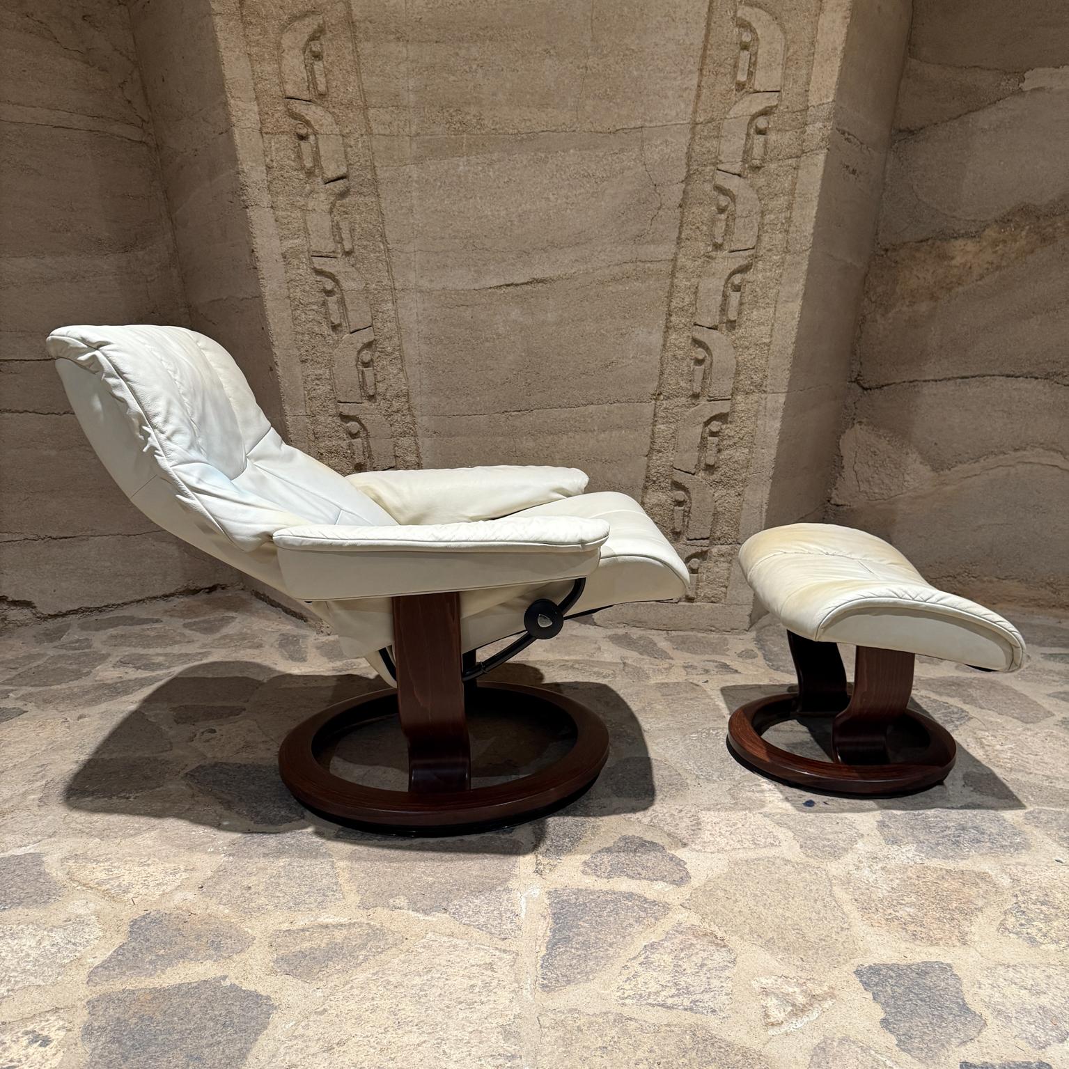 Sillón reclinable escandinavo Ekornes Stressless blanco + otomana en venta 7