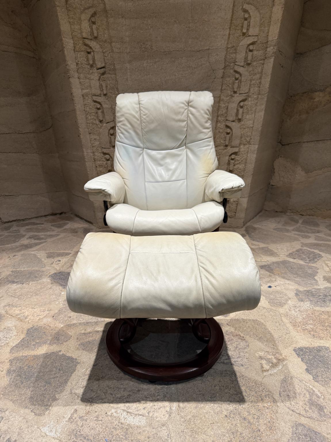 AMBIANIC presenta
Sillón moderno escandinavo Ekornes Stressless blanco + otomana
Silla 39,5 alto x 31,5 ancho x 26 fondo brazo del asiento 21,5 alto asiento 16,5
Otomana 16,5 alto 22 ancho x 15 fondo
Estado original de segunda mano. Algo de