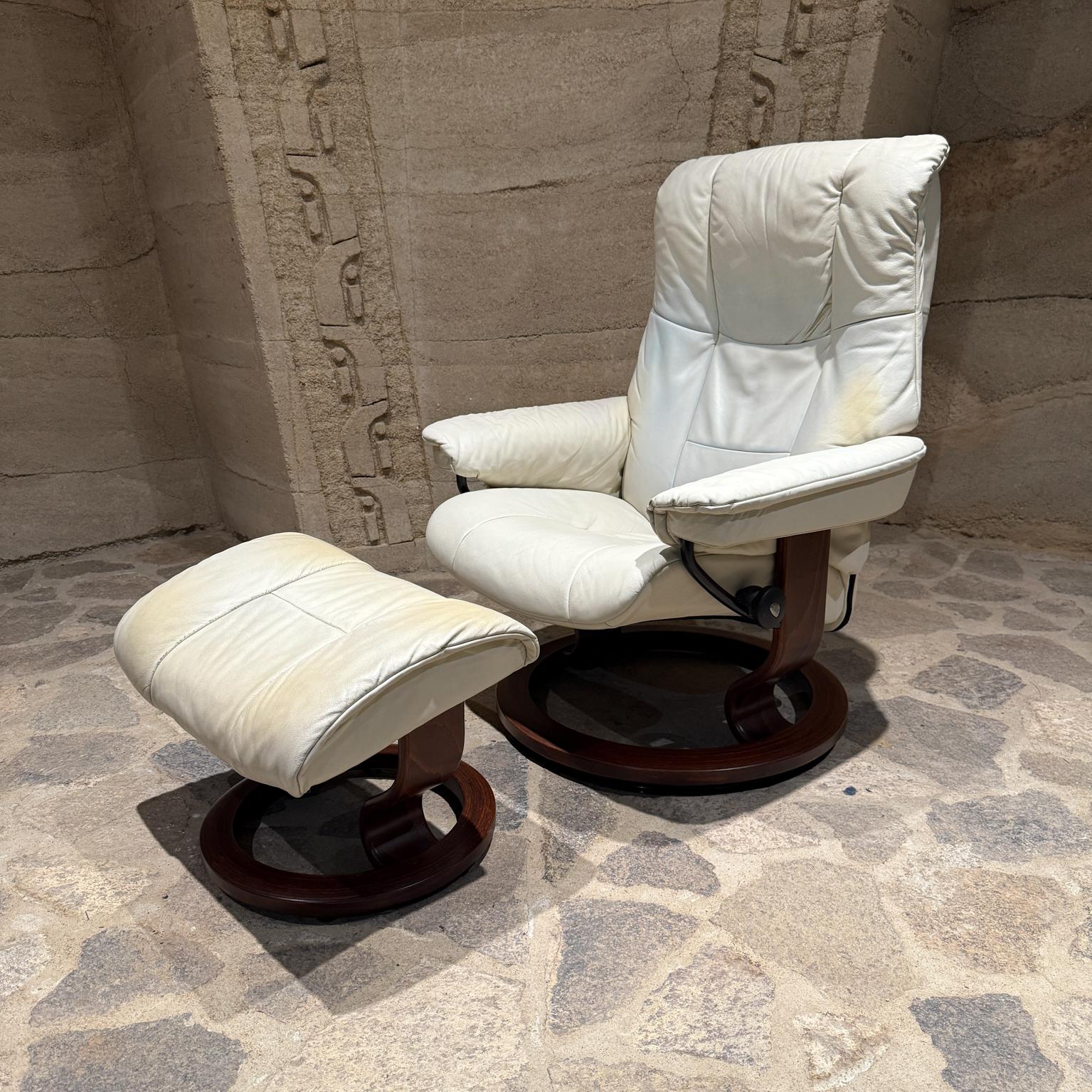 Sillón reclinable escandinavo Ekornes Stressless blanco + otomana Noruego en venta