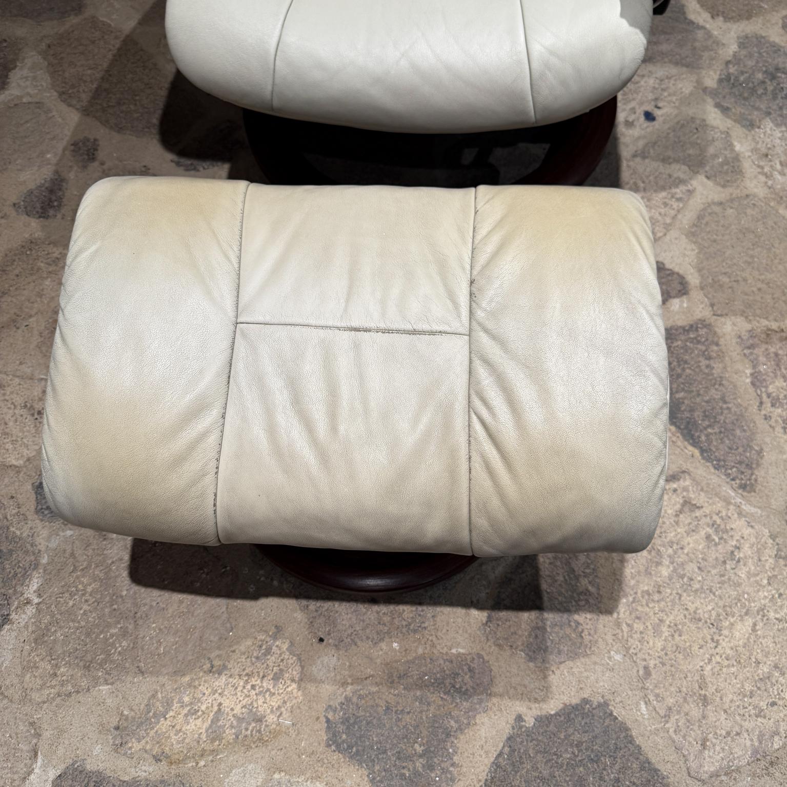 Sillón reclinable escandinavo Ekornes Stressless blanco + otomana en Bueno estado para la venta en Chula Vista, CA