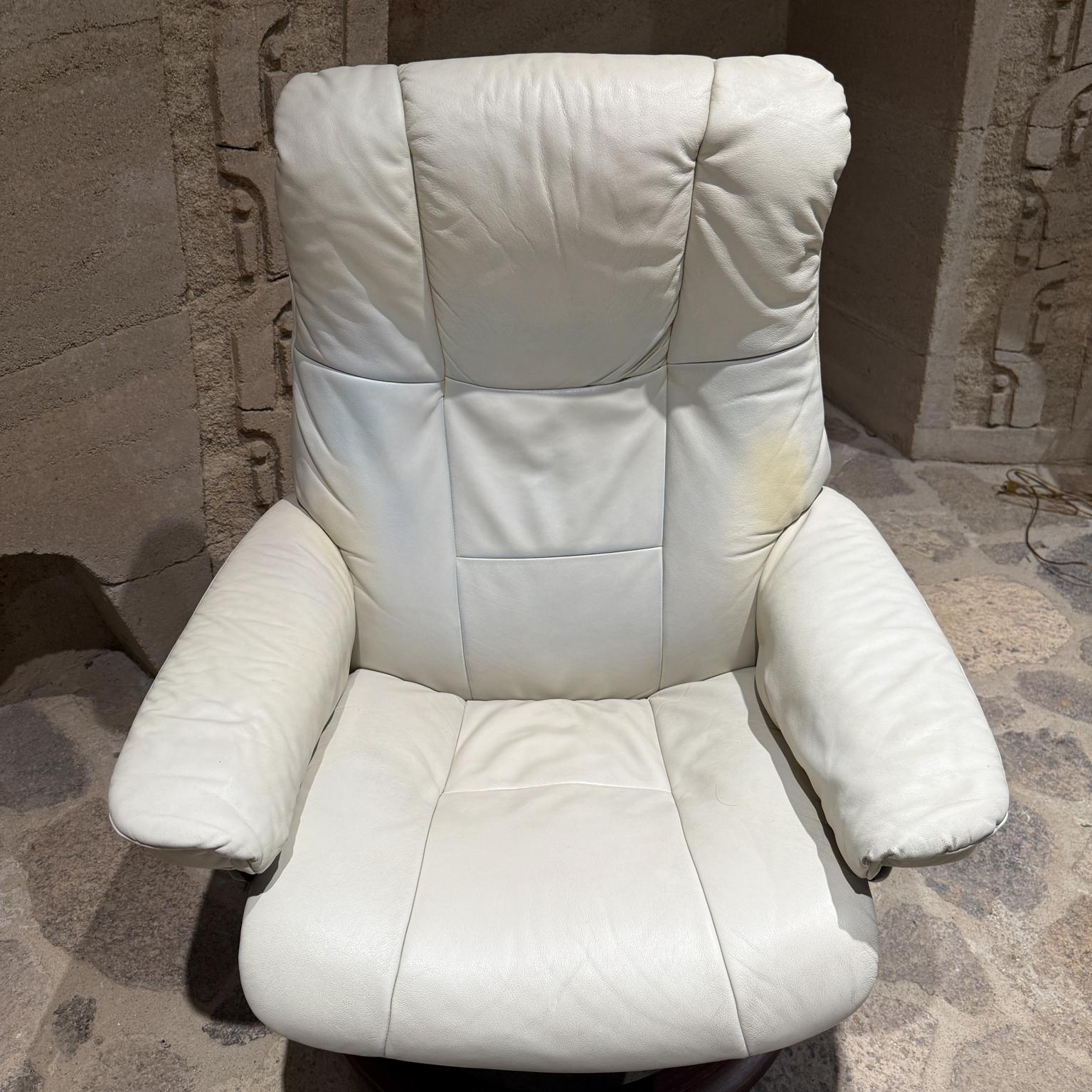 Sillón reclinable escandinavo Ekornes Stressless blanco + otomana siglo XX en venta