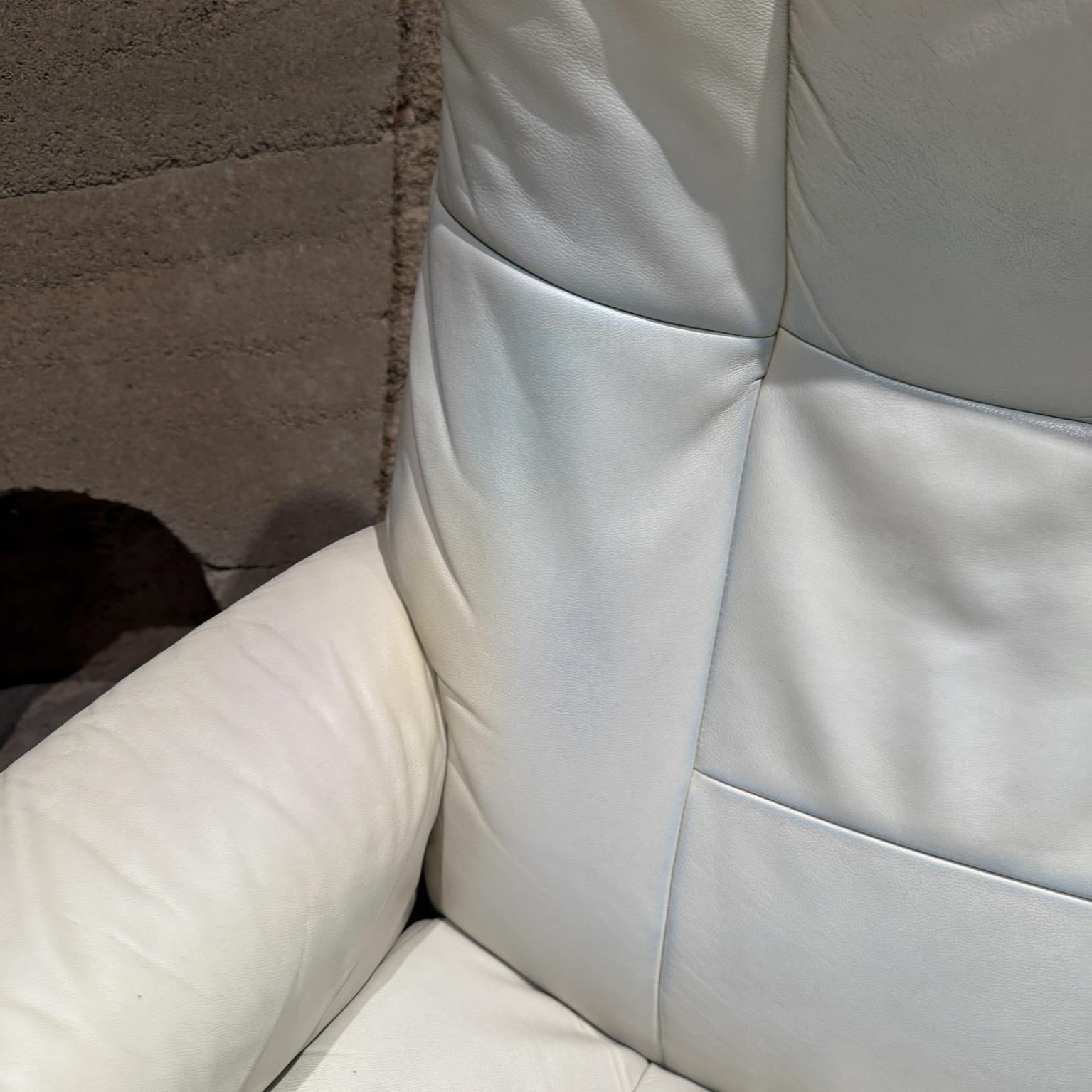Sillón reclinable escandinavo Ekornes Stressless blanco + otomana en venta 1