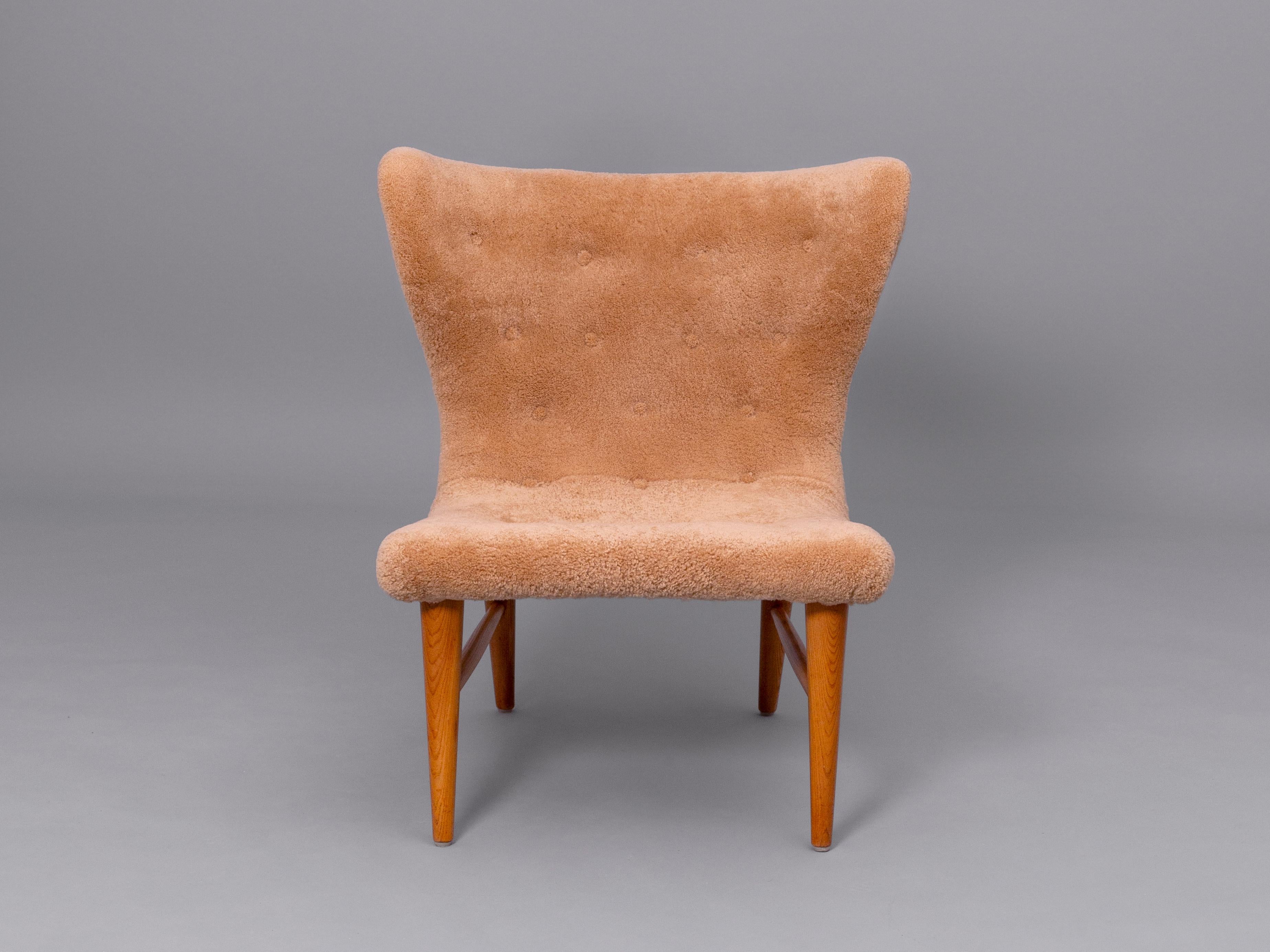 Armchair in beech wood, model ‘NR 86’ designed by Erik Karlén for Raumsinteriör. Sweden, 1960s
This design features a curved shape that reminds us of nature itself, a shape that is embracing and confortable. The designer uses simple lines and a
