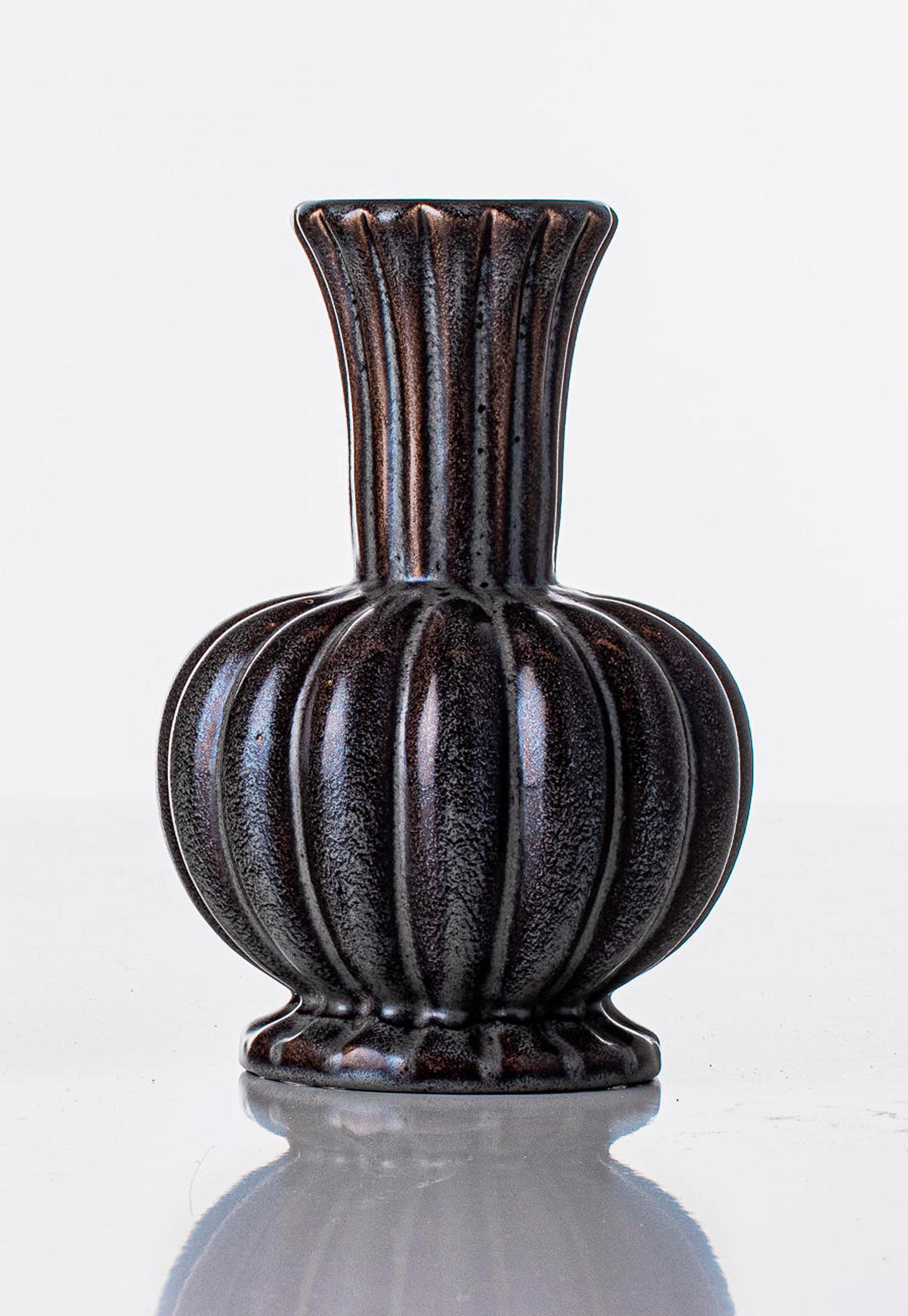 Ewald Dahlskog (1894-1950) Keramikvase Produziert von Bobergs Fajansfabrik. Gekennzeichnet mit M/D118. Seltene Farbe namens 