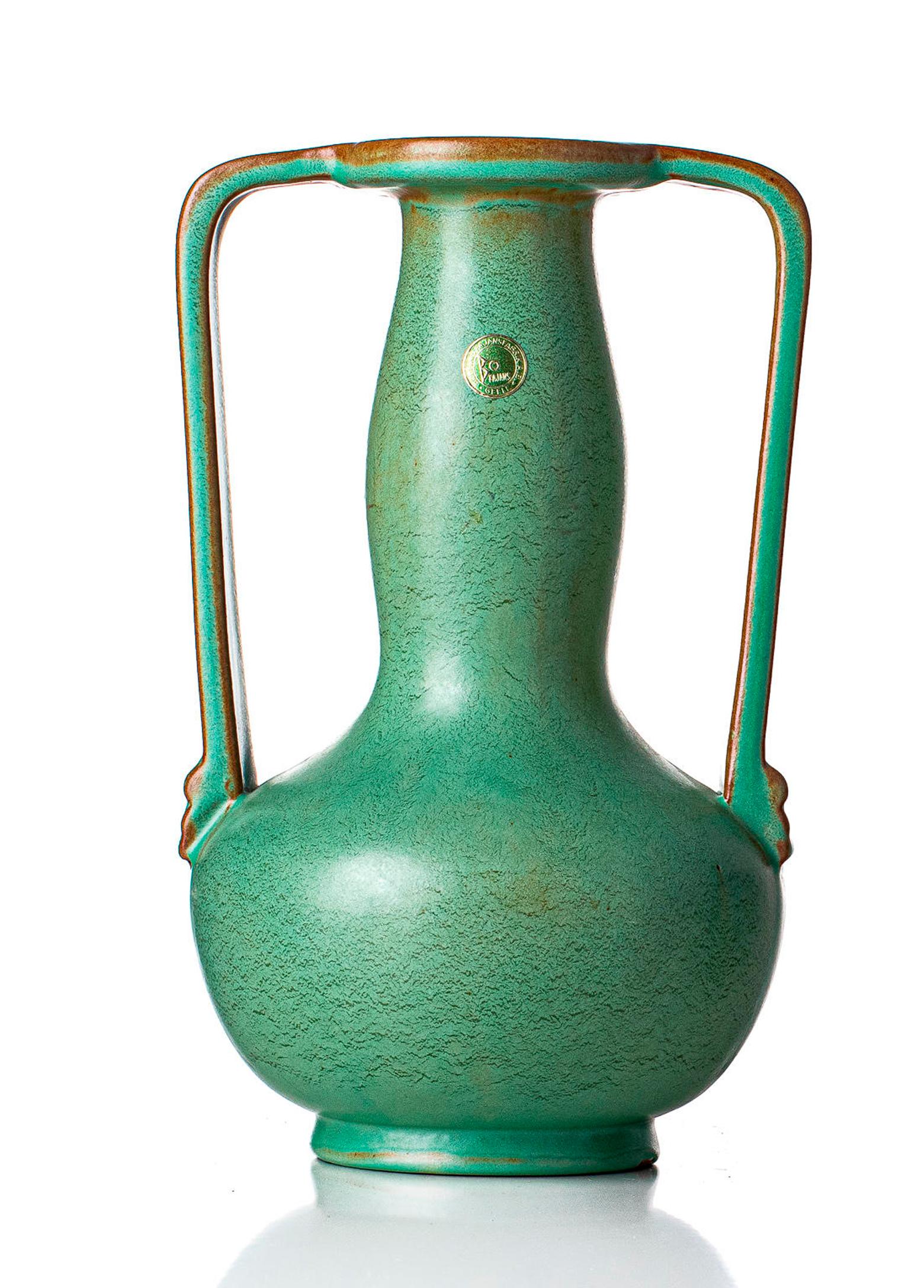 Keramikvase von Ewald Dahlskog (1894-1950), hergestellt von Bobergs Fajansfabrik. Gekennzeichnet mit M/D242-32. Die Nummer bezieht sich auf die Farbe; Celadon. Die beiden Markierungen an der Basis stammen aus dem Herstellungsprozess.