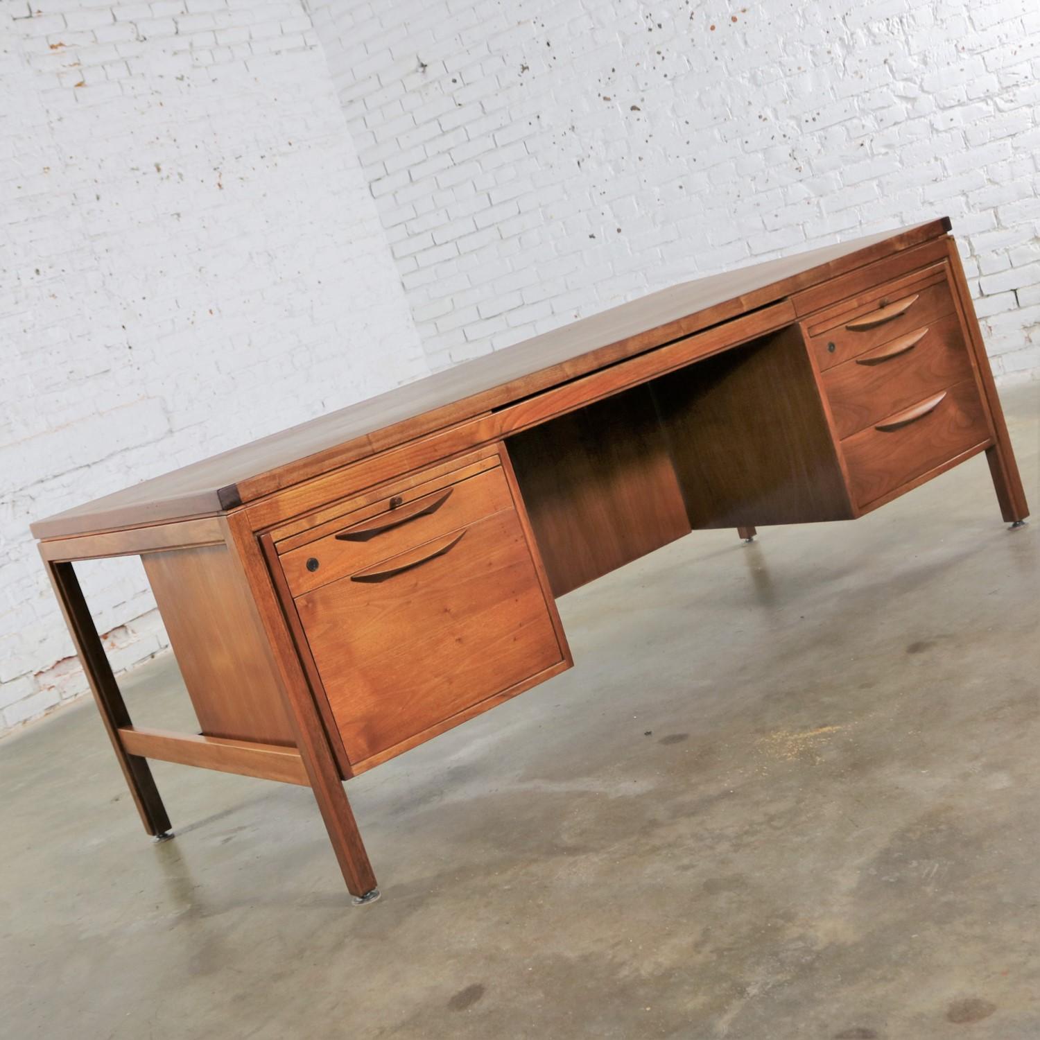 Handsome Scandinavian Modern executive double pedestal desk in gorgeous walnut design by Jens Risom for his company Jens Risom Designs, Inc. It is in wonderful vintage condition. The desk has been restored and is beautiful overall but still retains