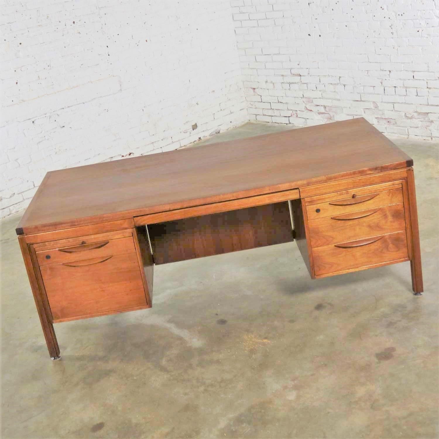 Scandinavian Modern Executive Desk in Walnut by Jens Risom for Risom Designs In Good Condition In Topeka, KS