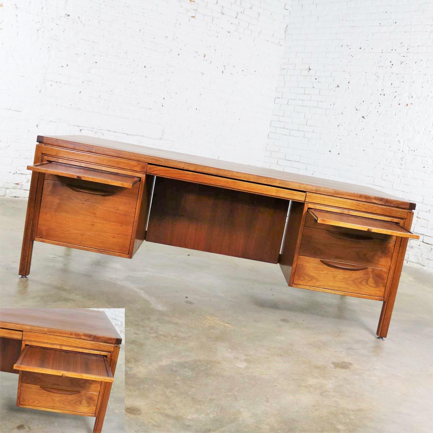 20th Century Scandinavian Modern Executive Desk in Walnut by Jens Risom for Risom Designs