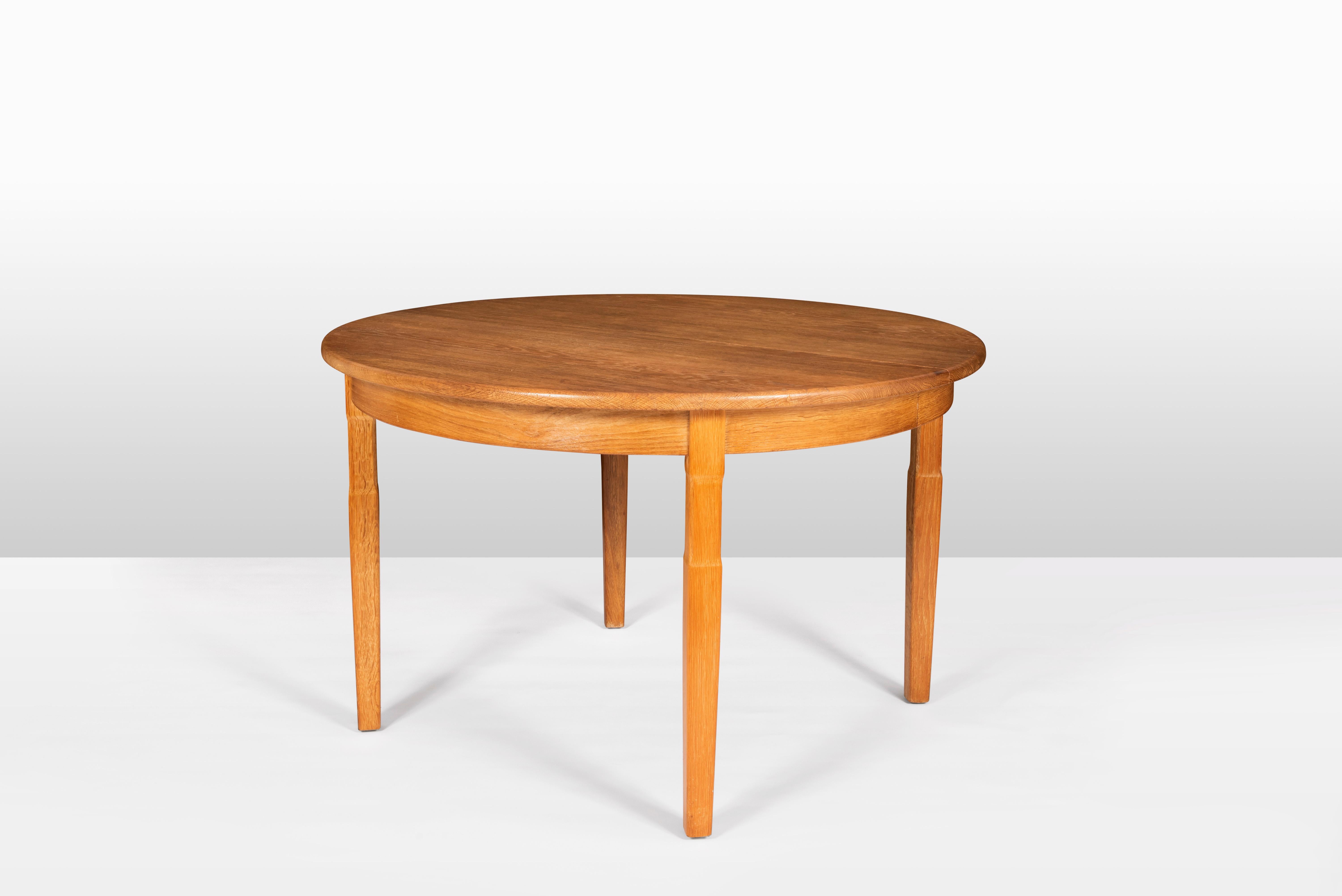 Table de salle à manger en chêne, extensible et rétractable, par Henning Kjaernulf. 
Nous avons également un ensemble de 6 chaises assorties qui iraient très bien avec la table.

Henning Kjaernulf (Danemark, 1911 - 1975) est surtout connu pour son